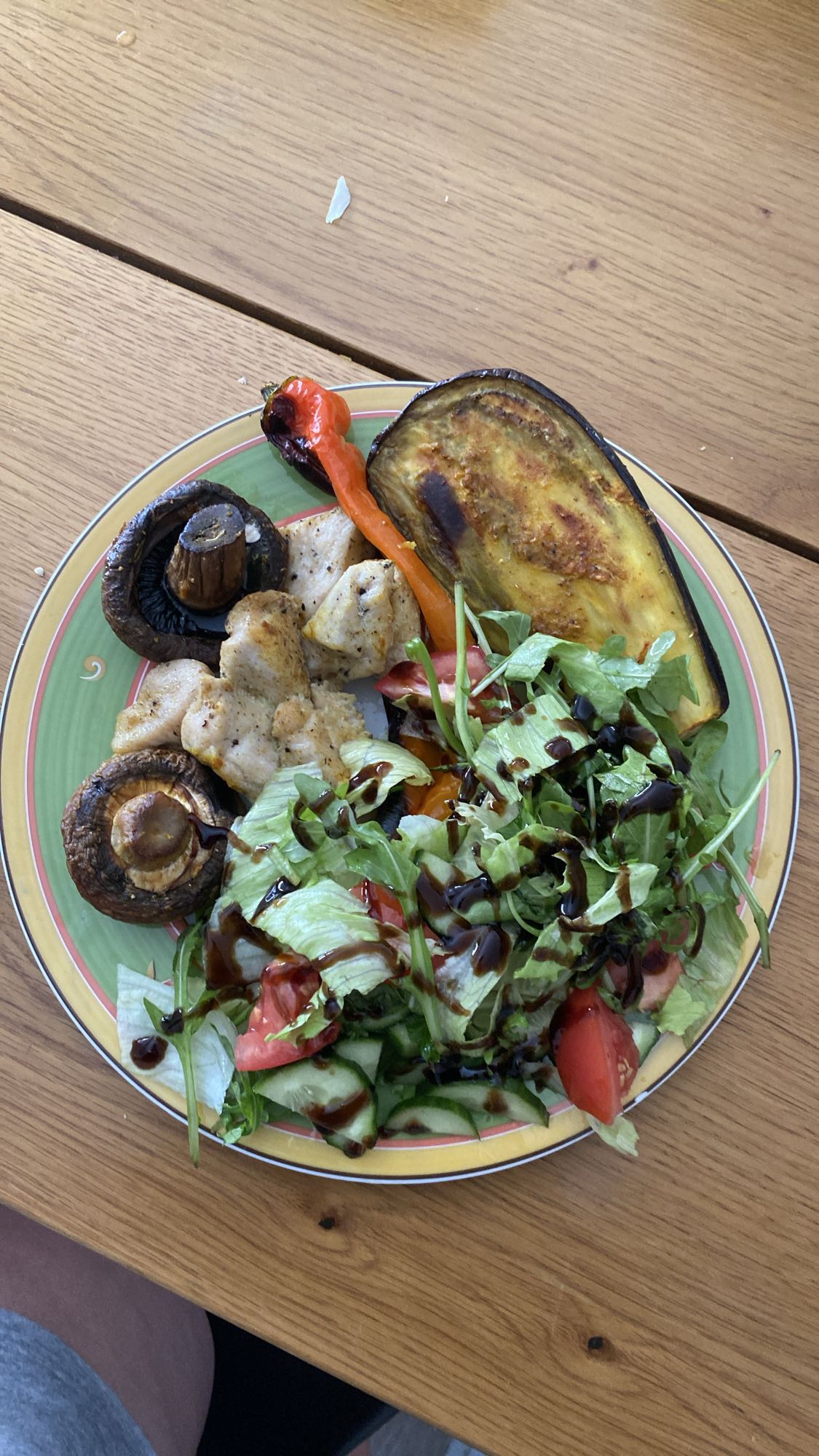 Курица с овощами и салатом