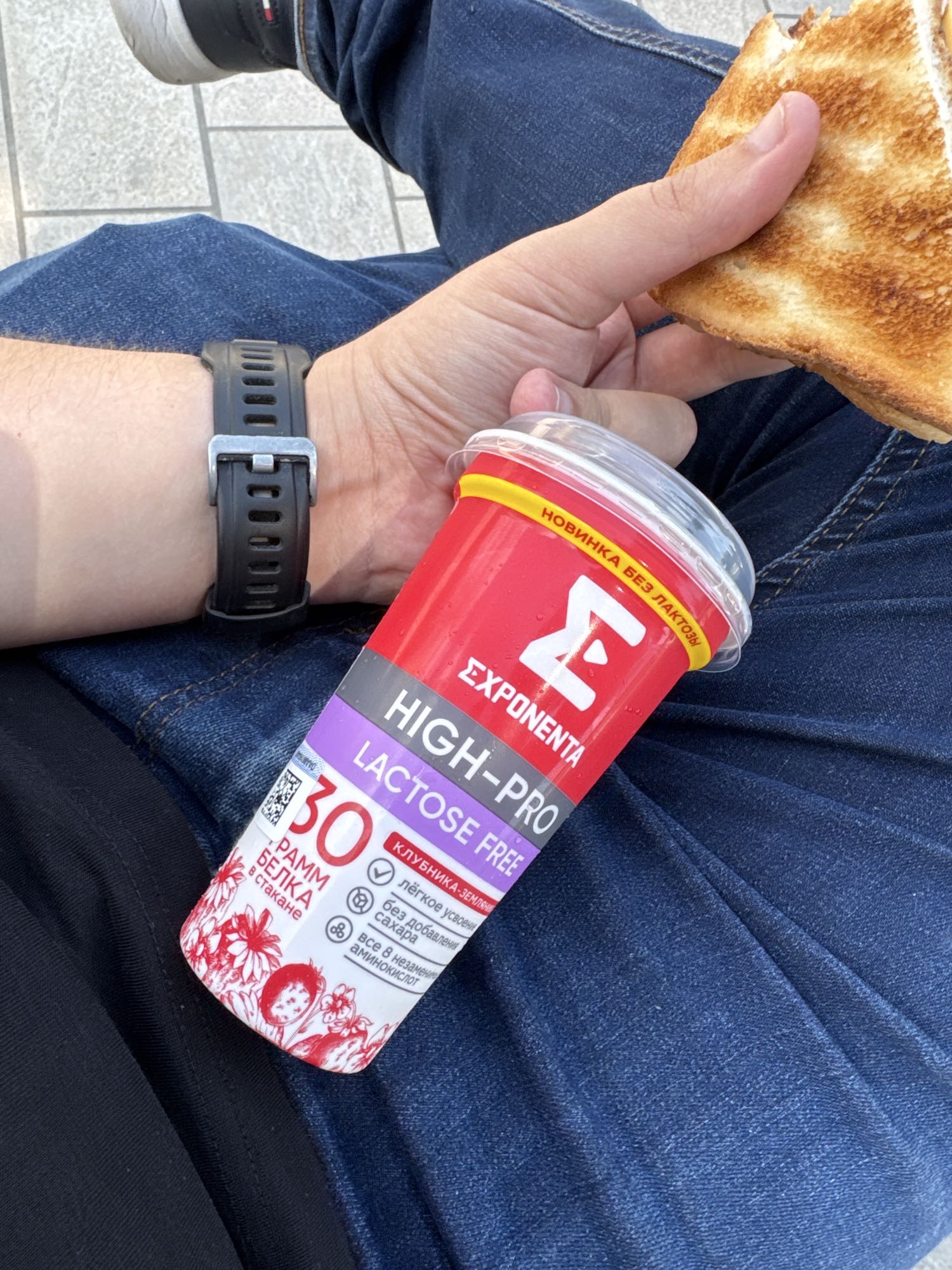 протеиновый напиток и тост