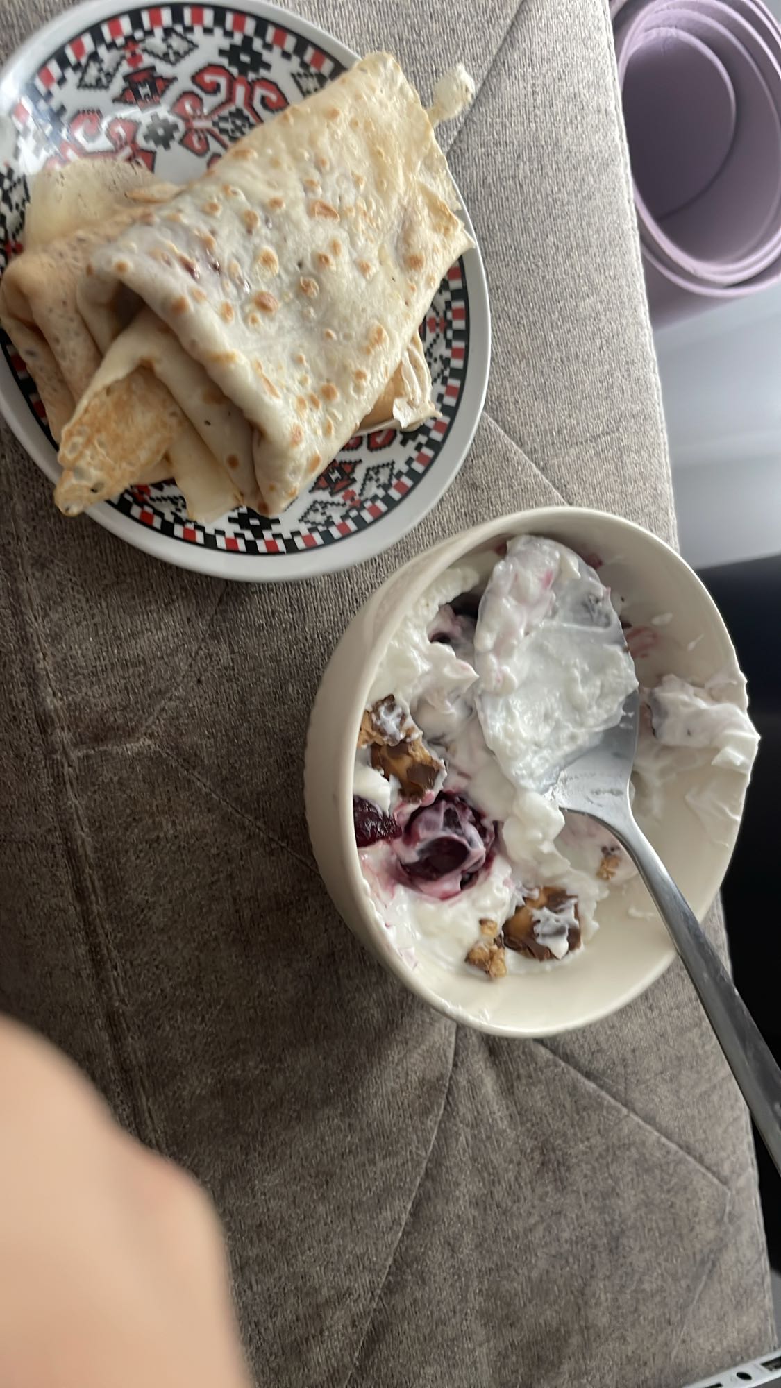 Clătite și iaurt cu fructe