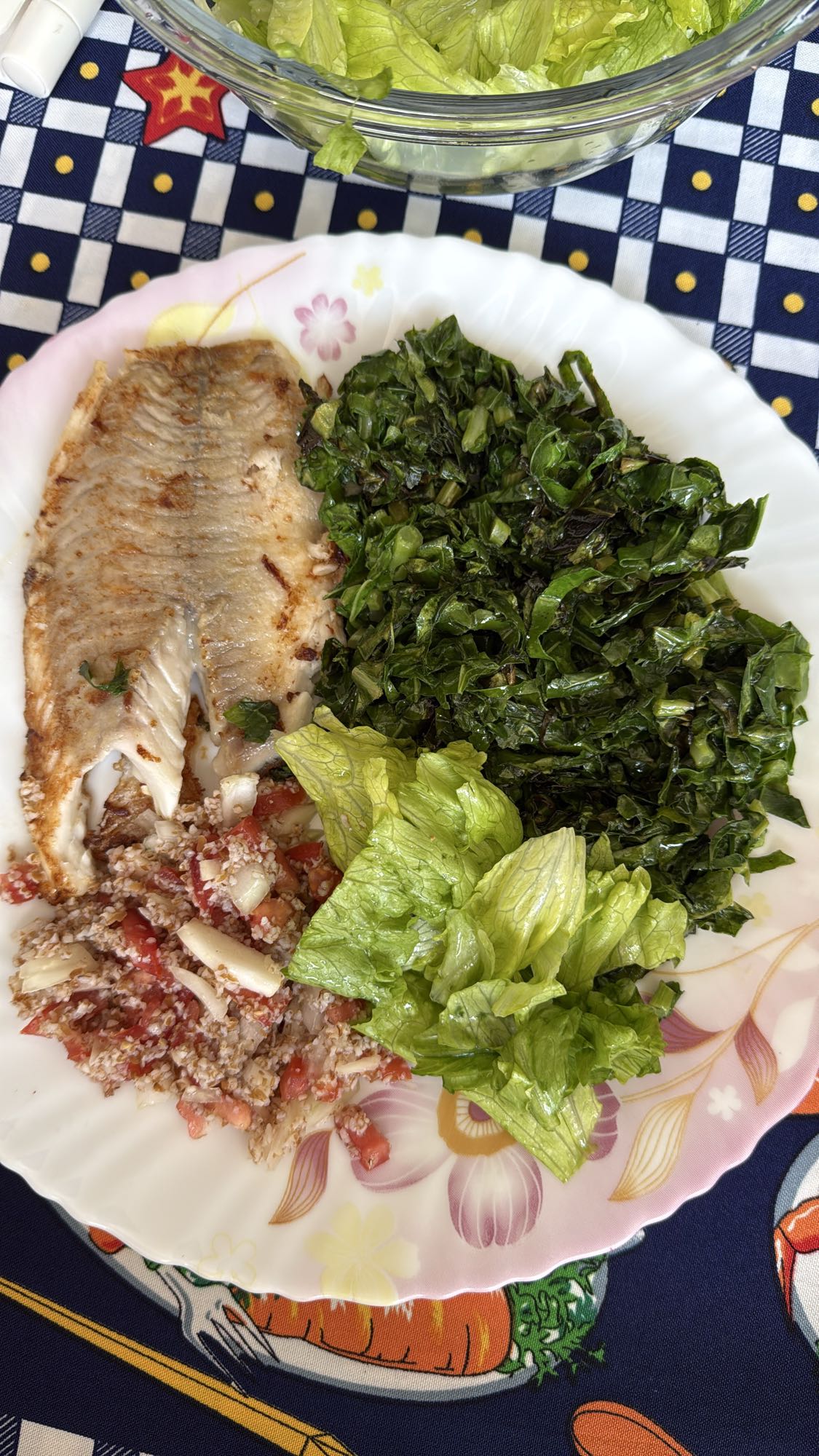 Peixe com salada e tabule