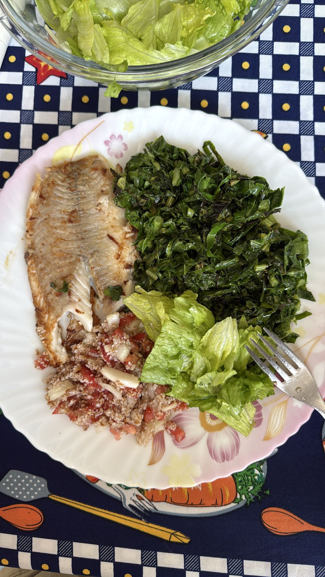 Peixe com salada e tabule