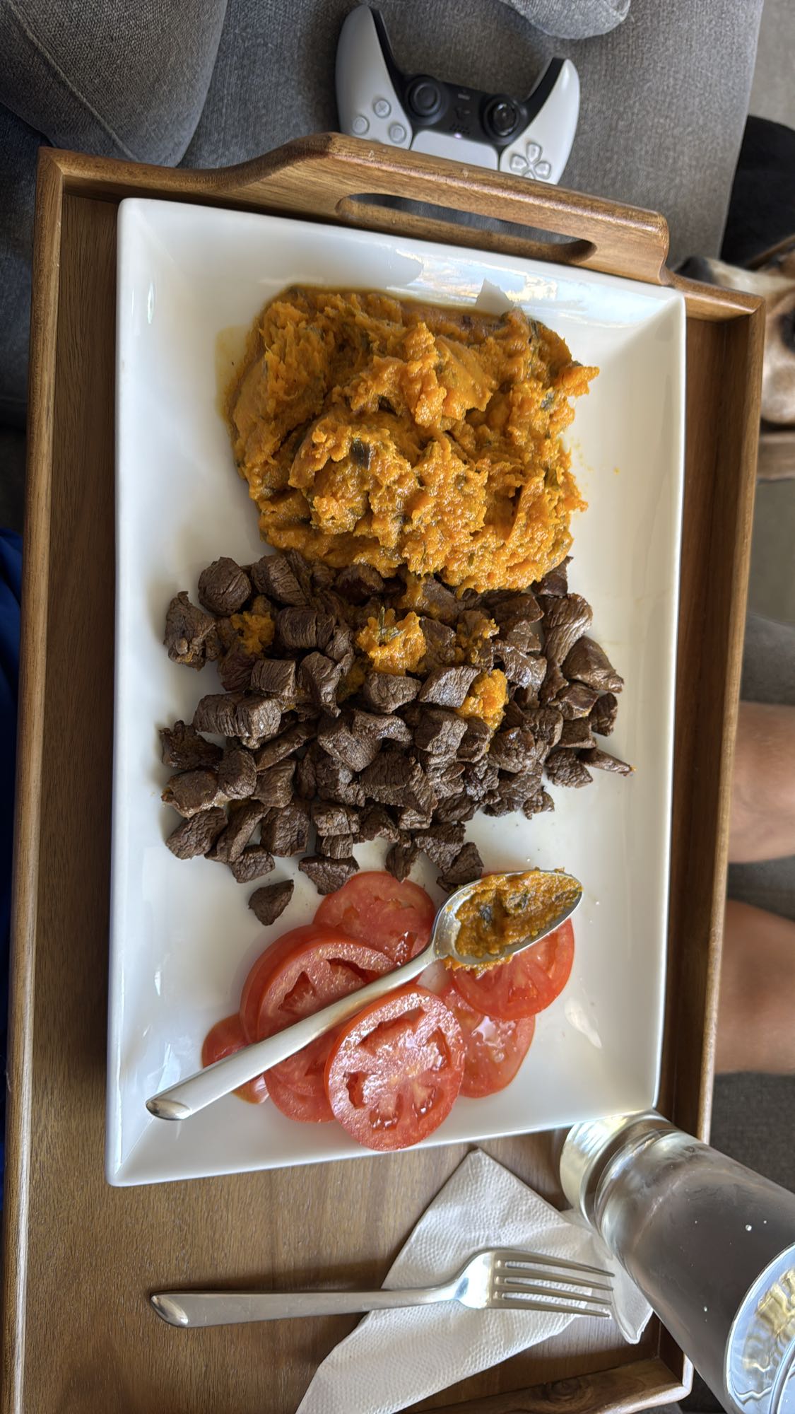 carne con puré y tomate