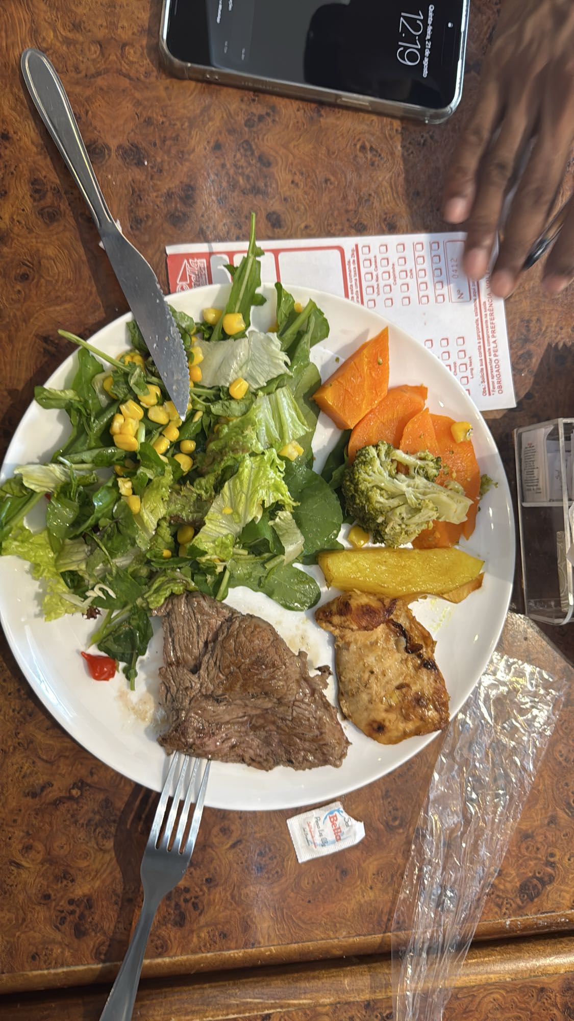 Prato com carnes e salada