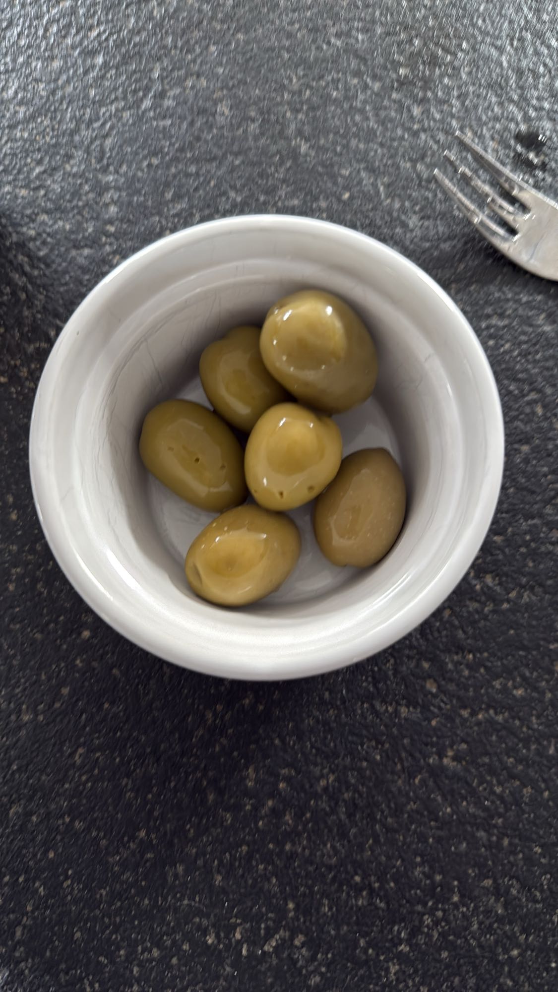 Gröna oliver i skål