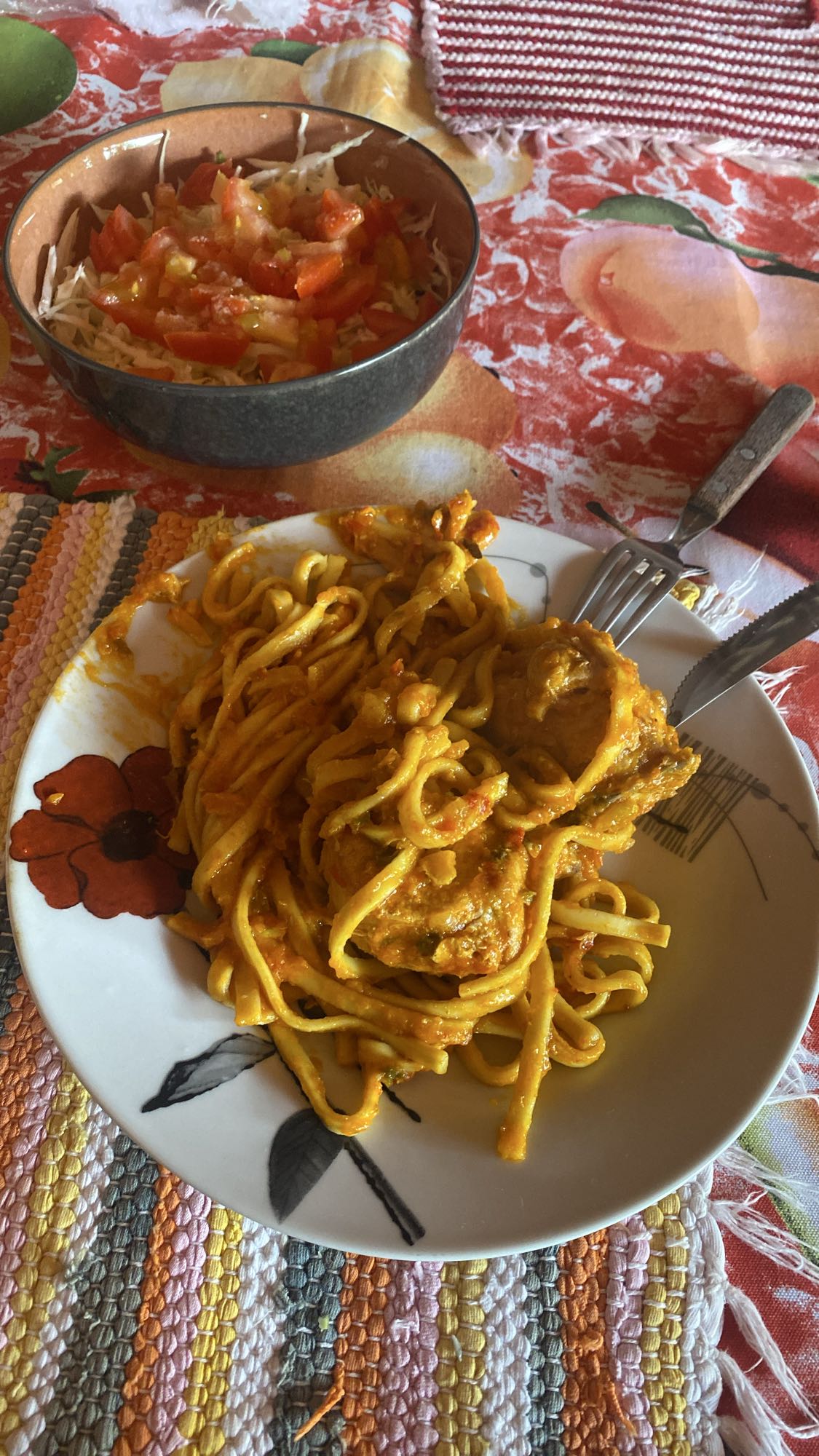 Pasta con pollo y ensalada con 2 mbeju