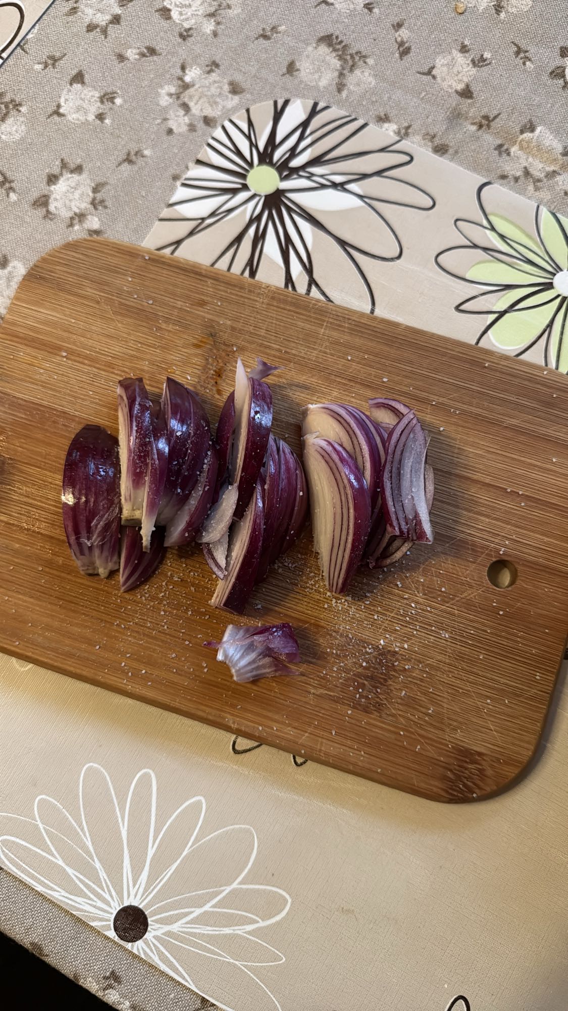 Ceapă roșie tăiată