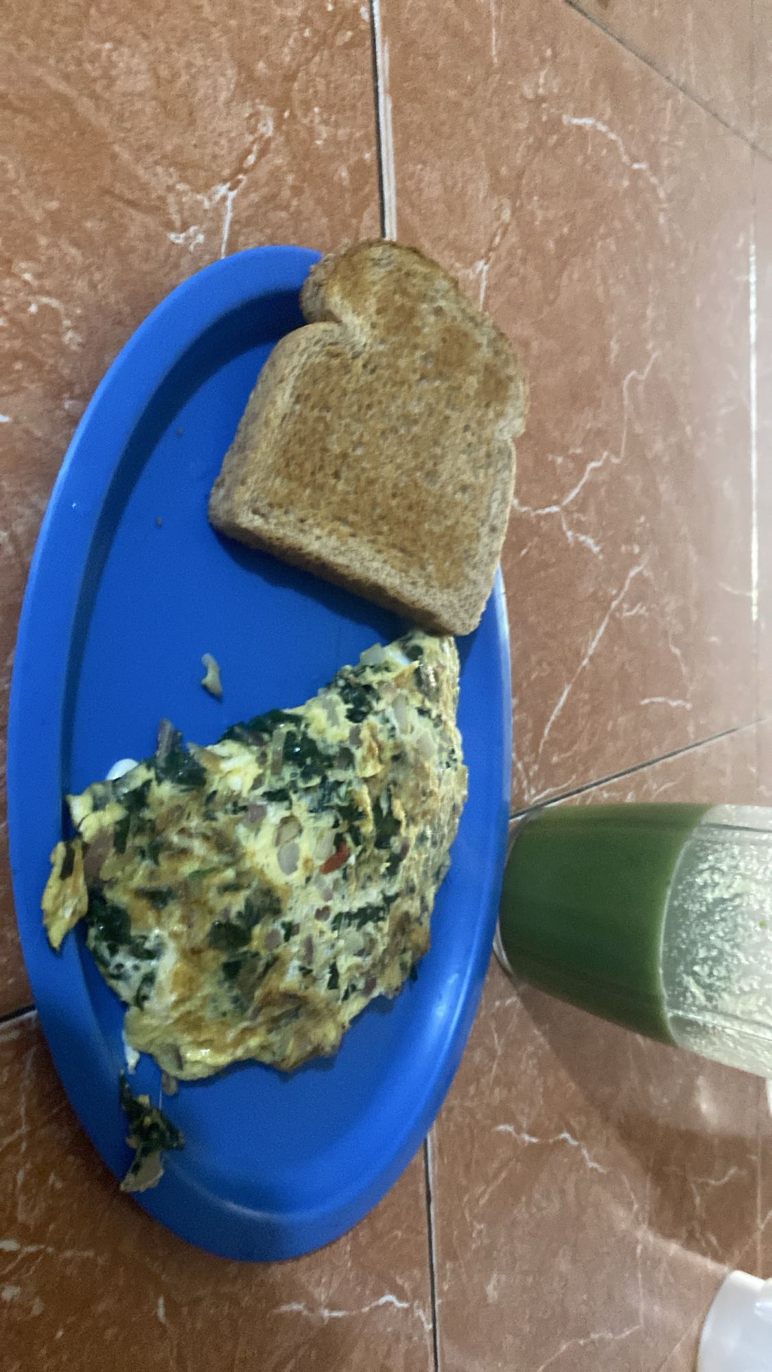 Omelette con pan y jugo verde