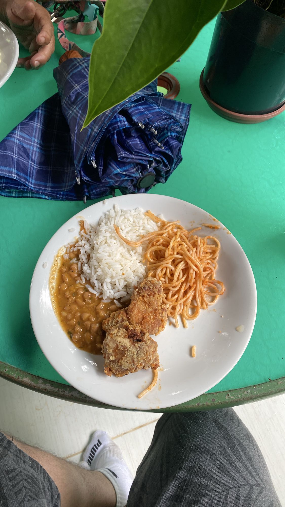Arroz, feijão, frango e macarrão
