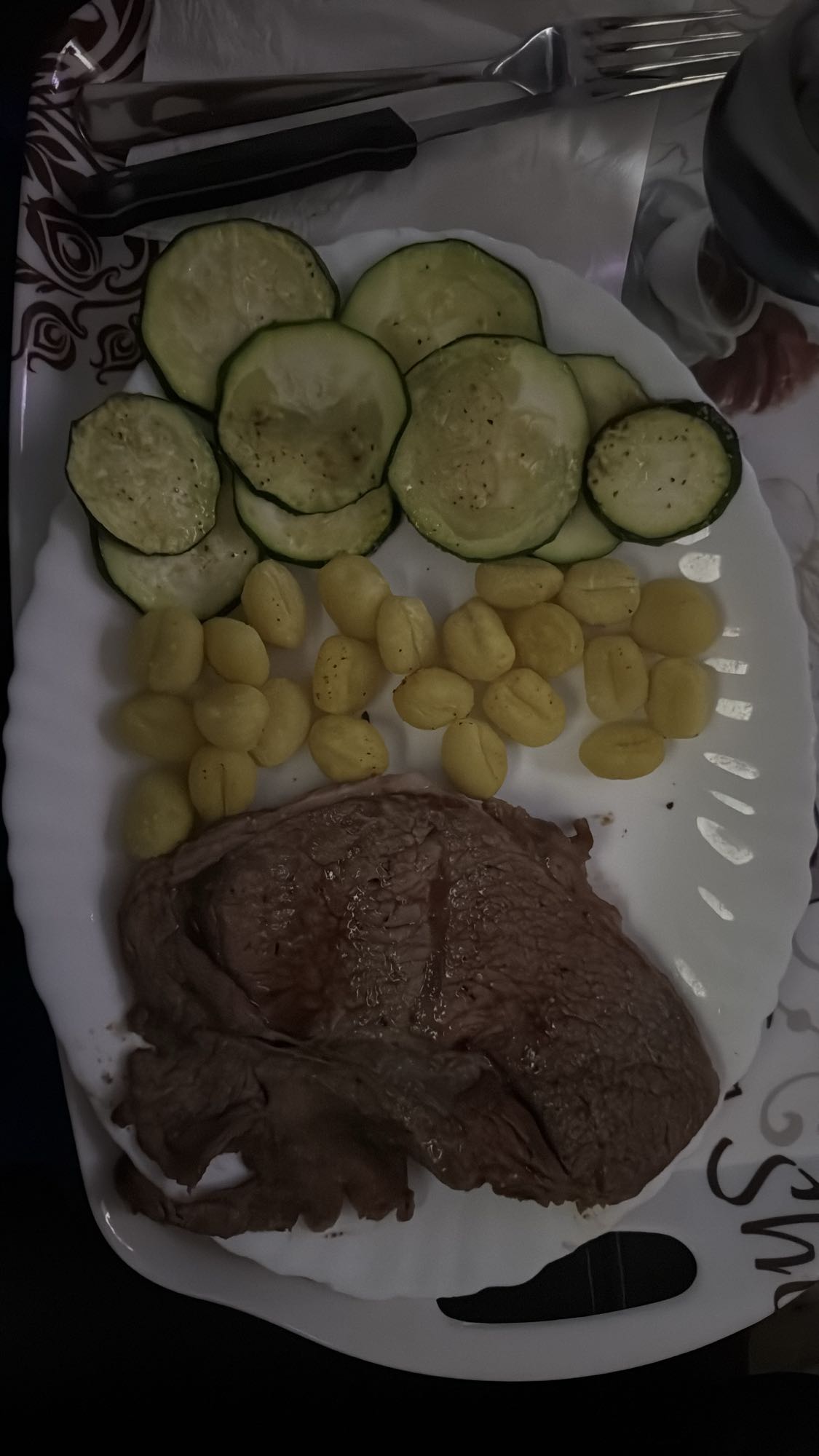Carne con calabacín y ñoquis