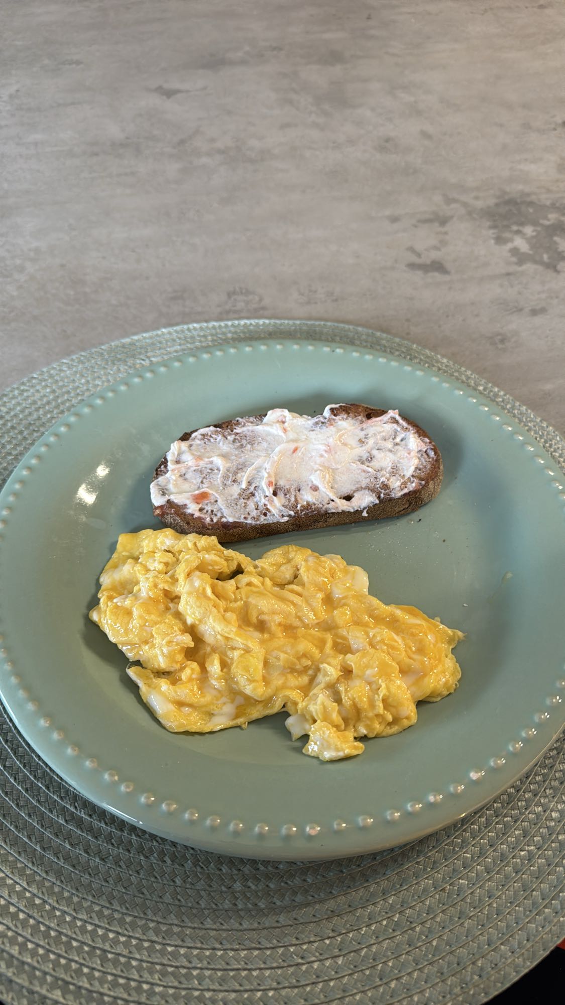 Huevos revueltos y pan