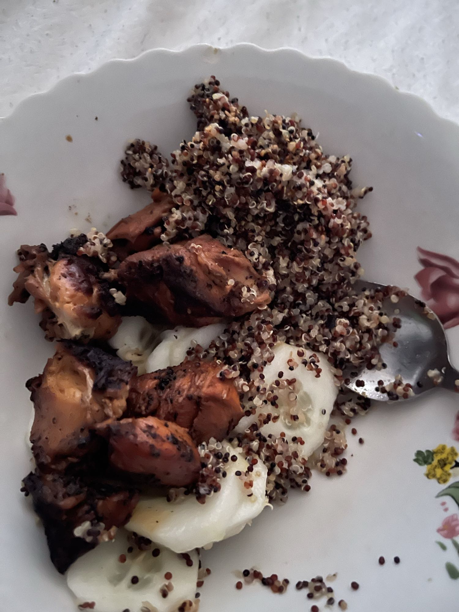 Pollo con quinoa y huevo