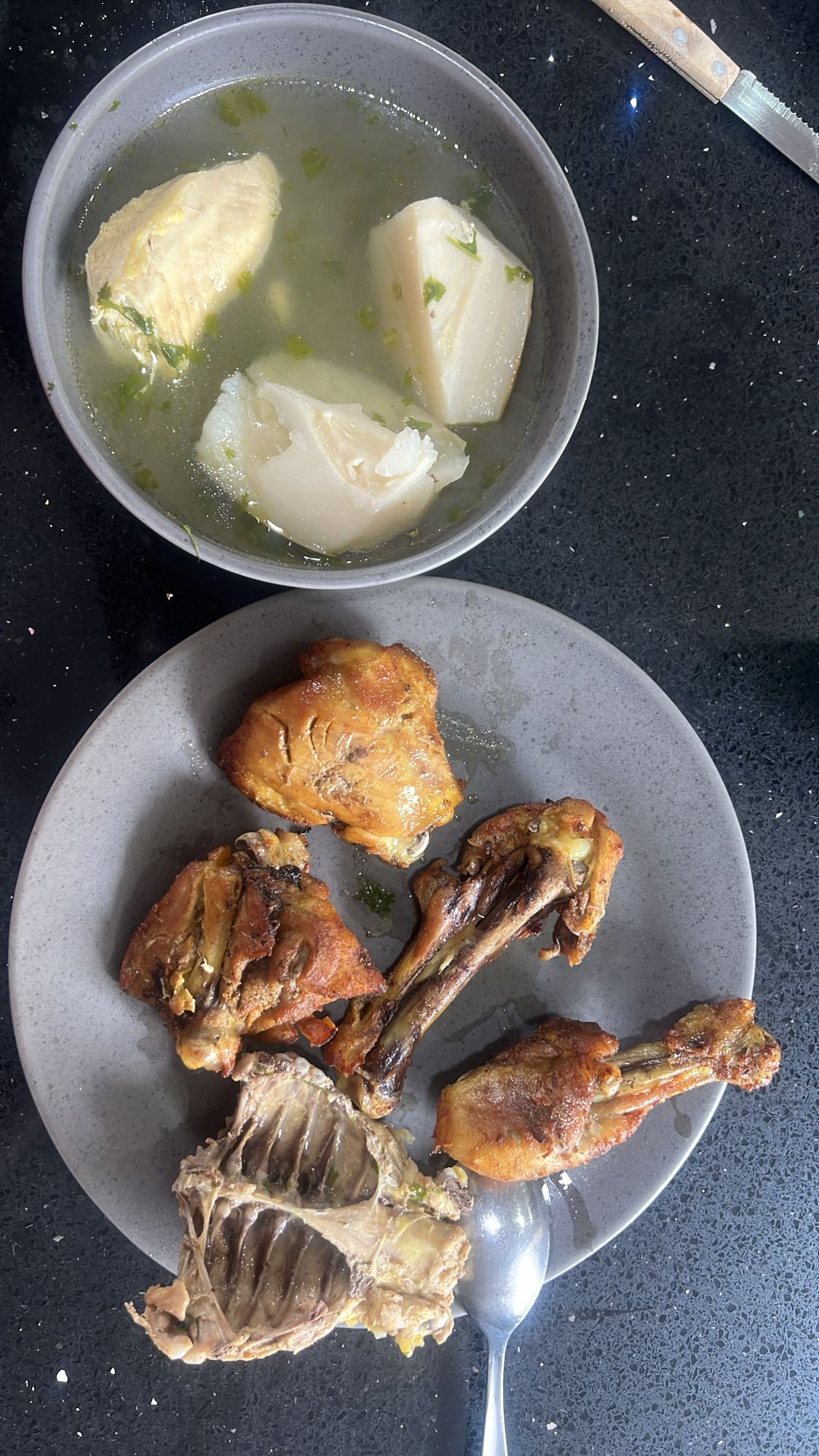 Sopa y carne de pollo y ñame