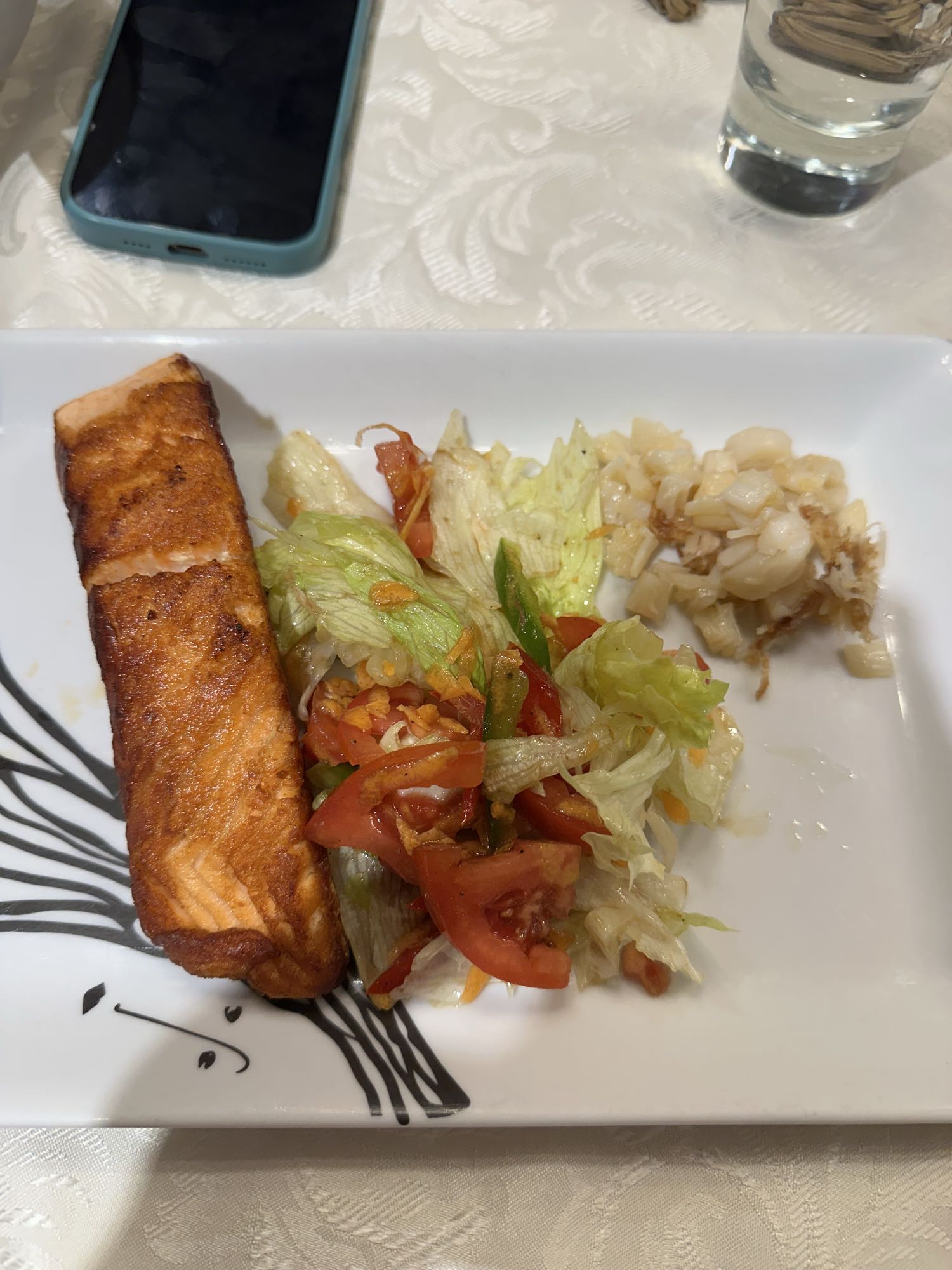 Salmón con ensalada y vieiras