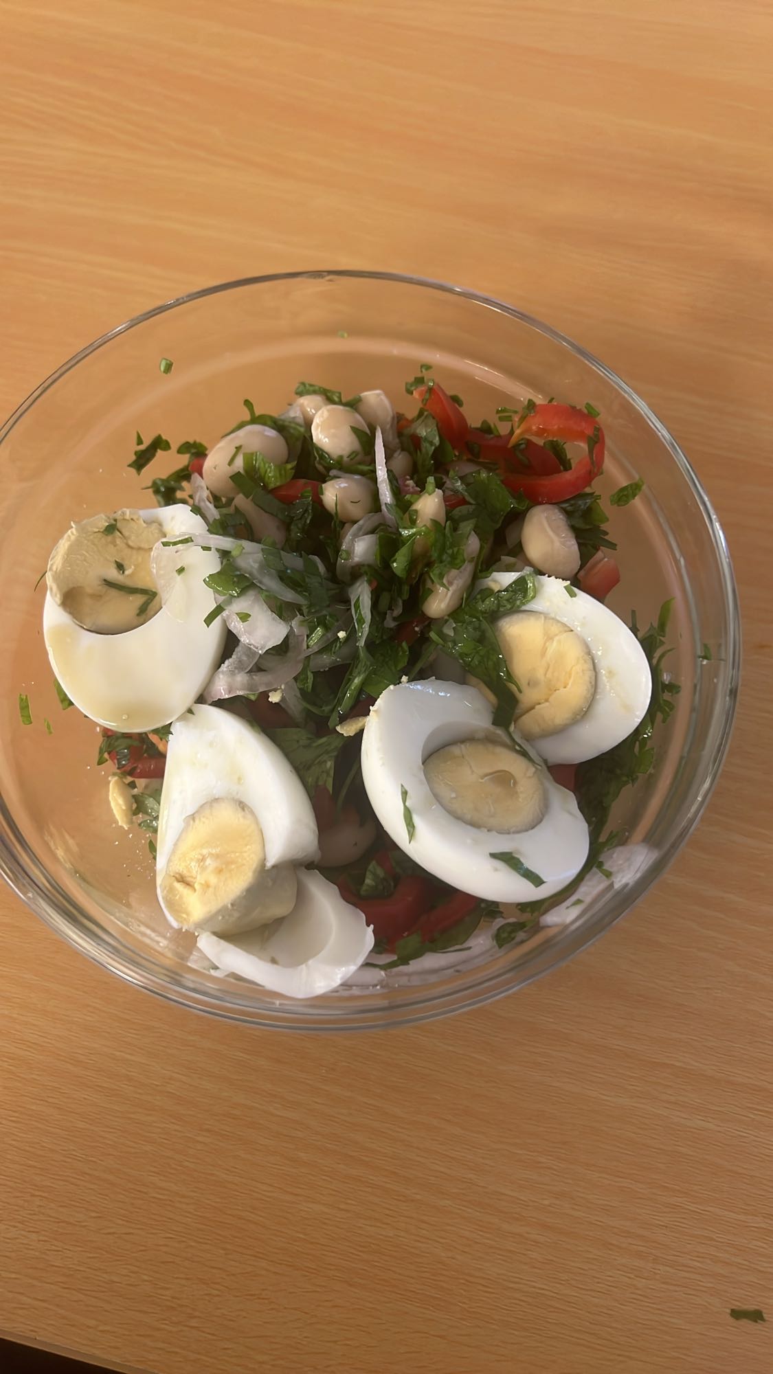 Salată cu ou și fasole