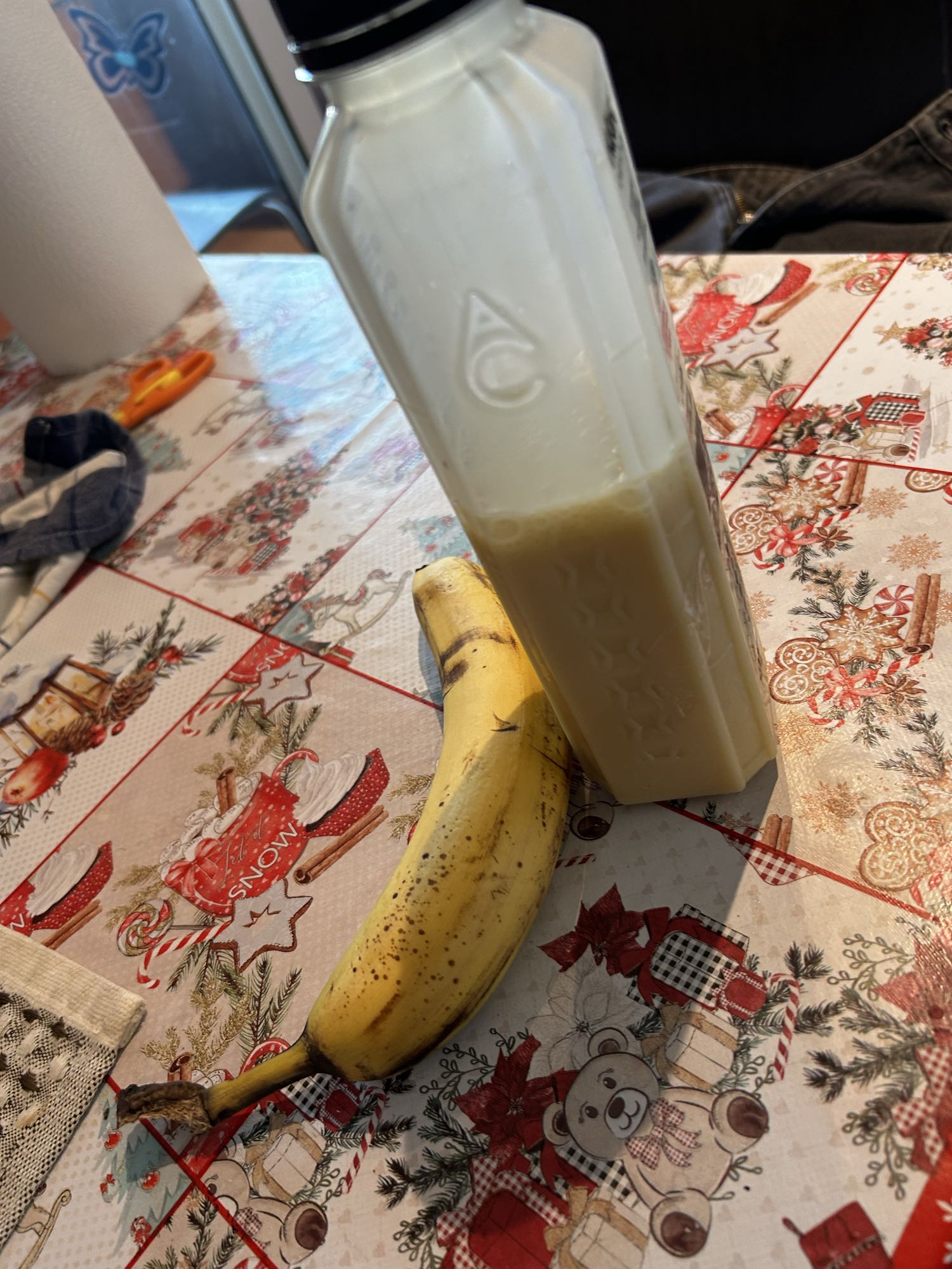 Smoothie cu banană și shake proteic