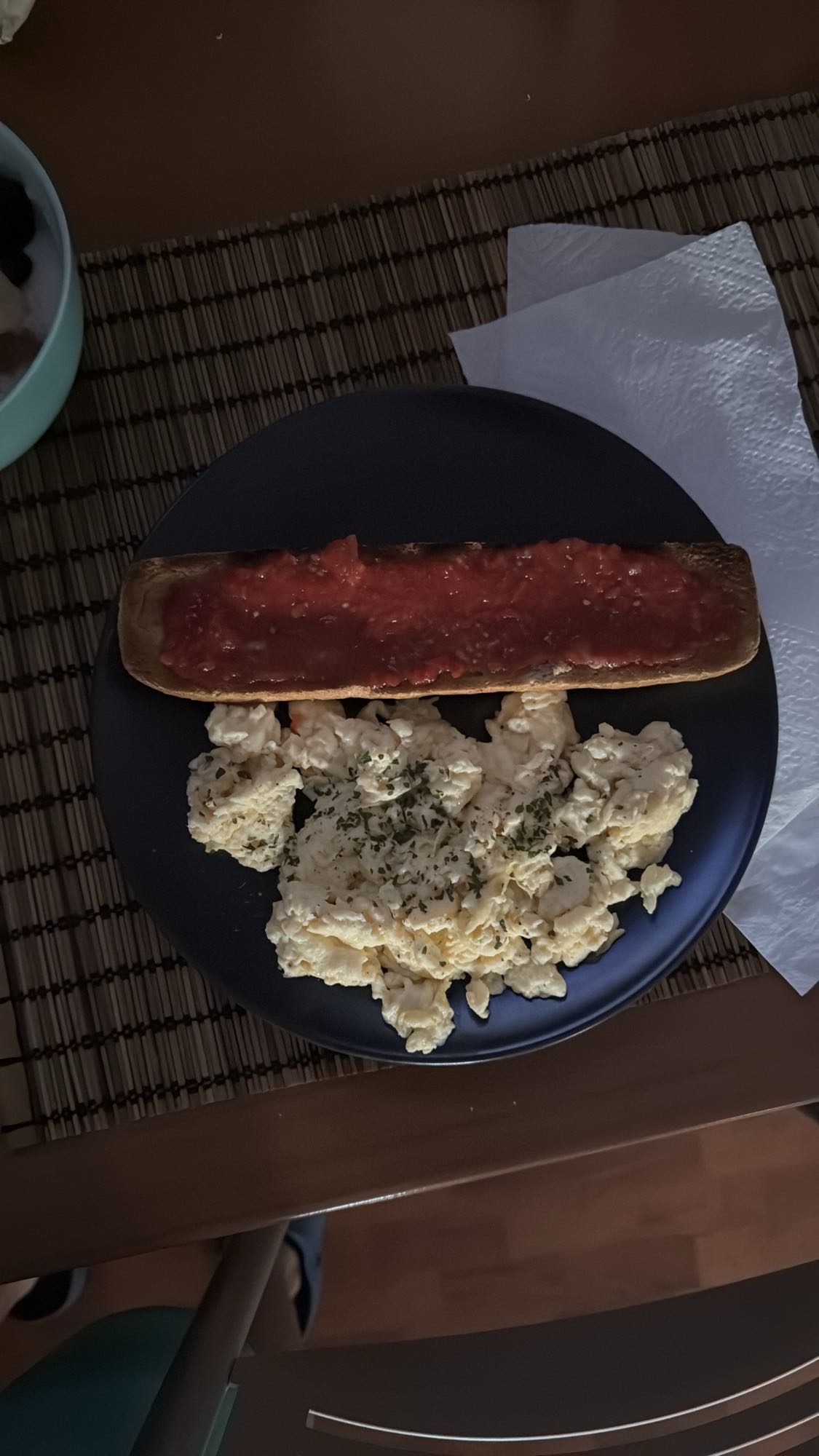 Pan con tomate y huevos