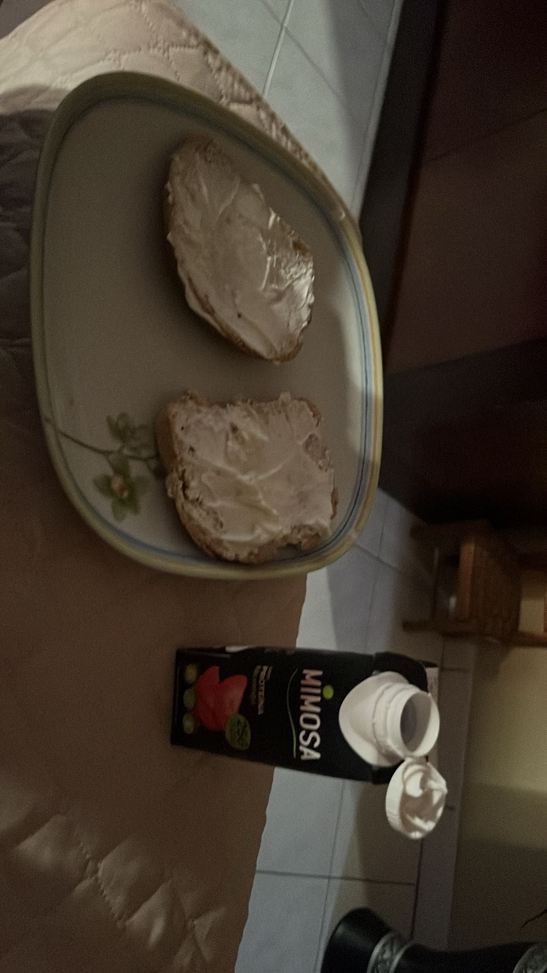 Pão com queijo creme e sumo