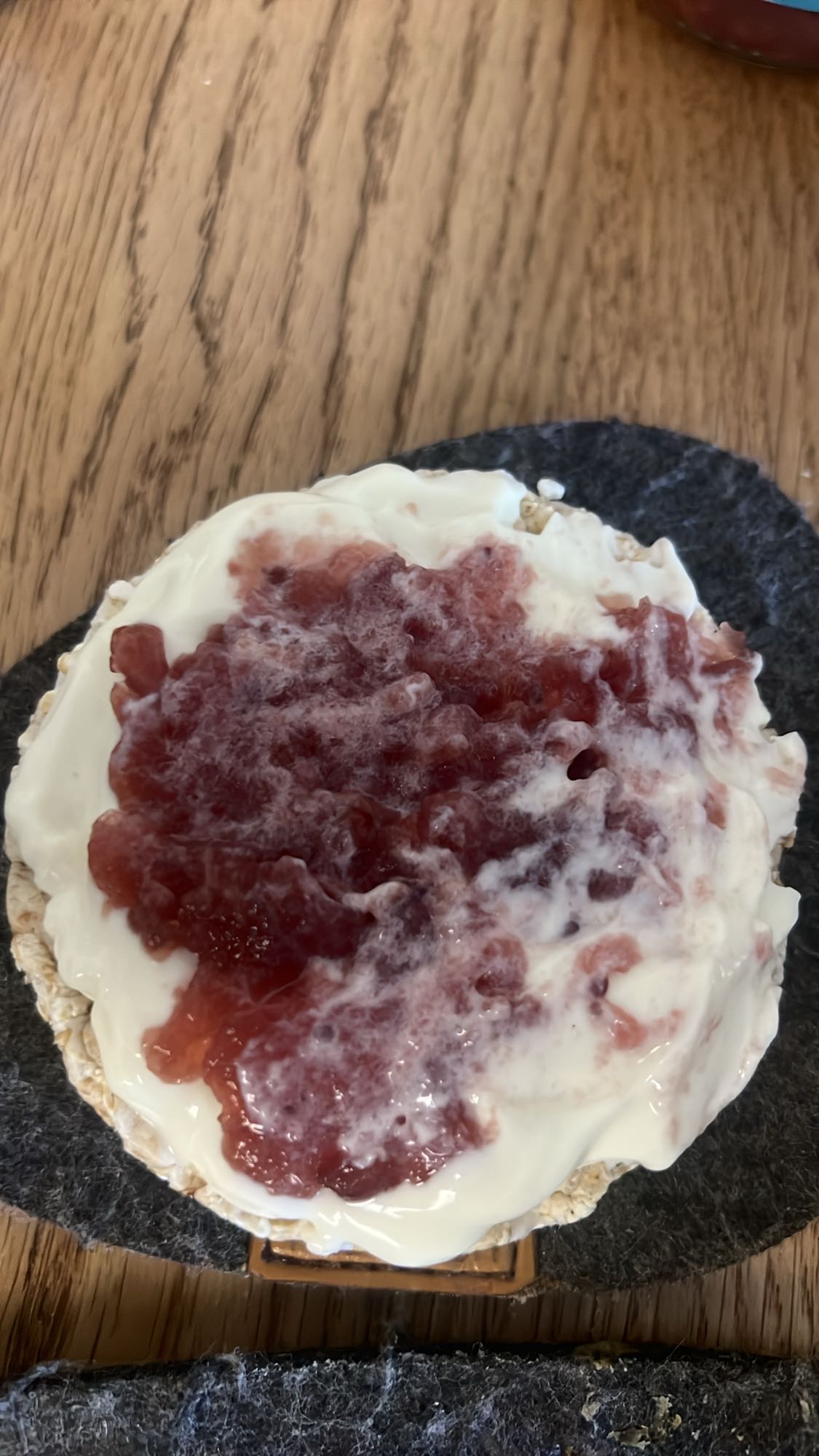 Knäckebröd med färskost & sylt