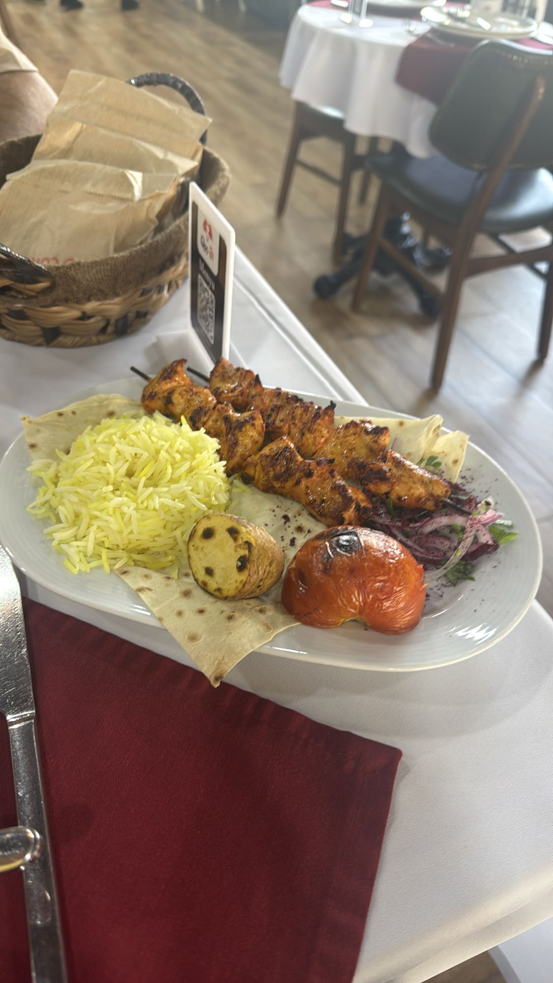 шашлык с рисом и овощами