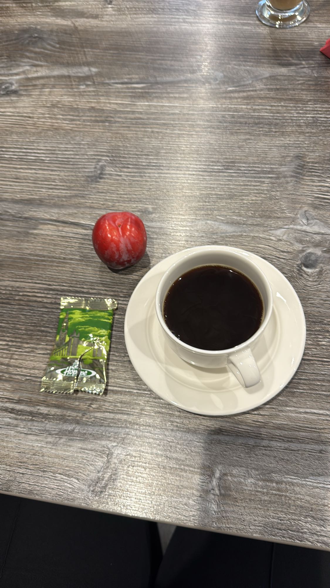 Koffie met pruim en koekje