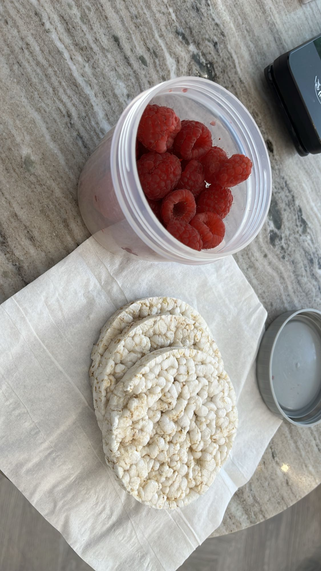 Rice cakes with raspberries