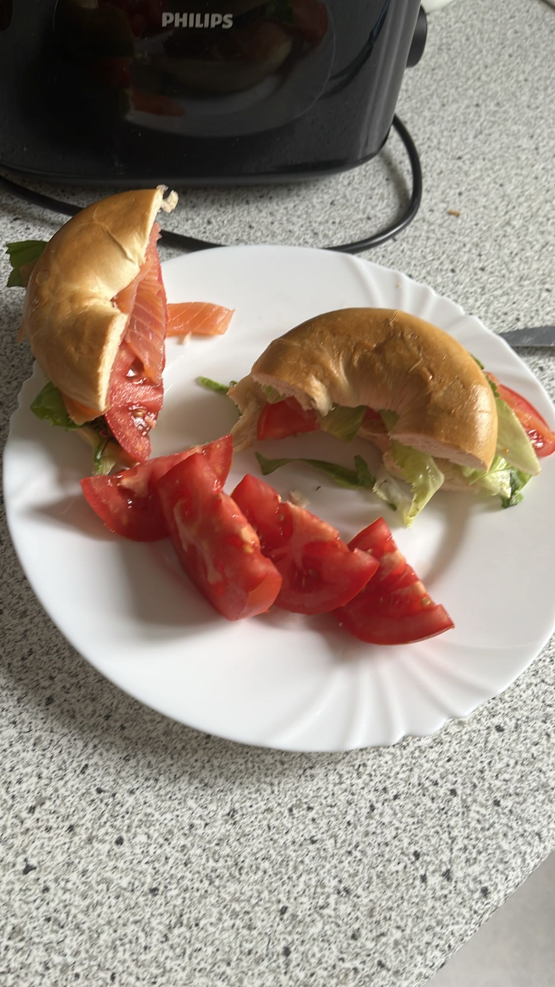 Bagel con salmón y tomate