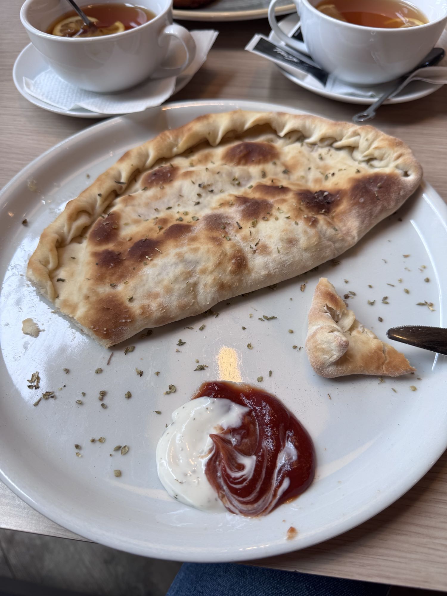 Кальцоне с соусами