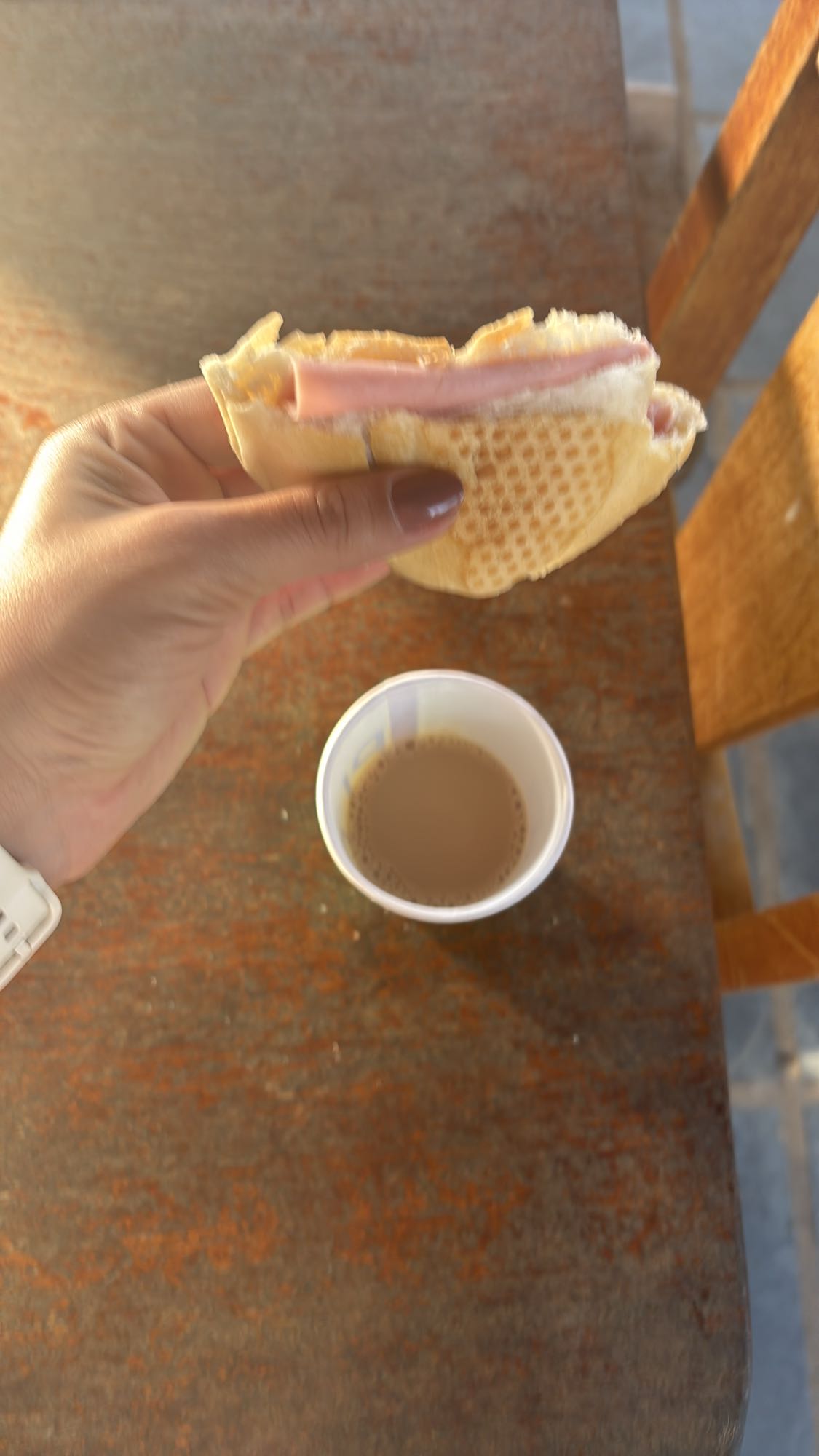 Pão com presunto e café