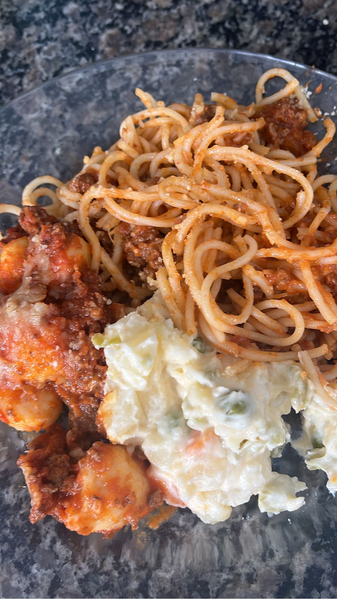 Macarrão com frango e salada