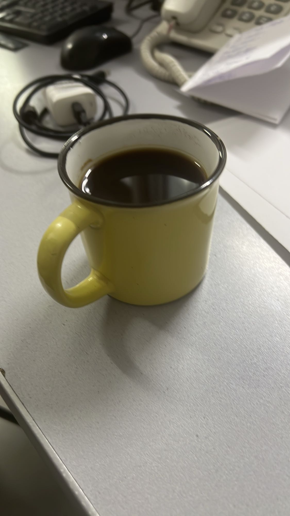 սև սուրճ բաժակով