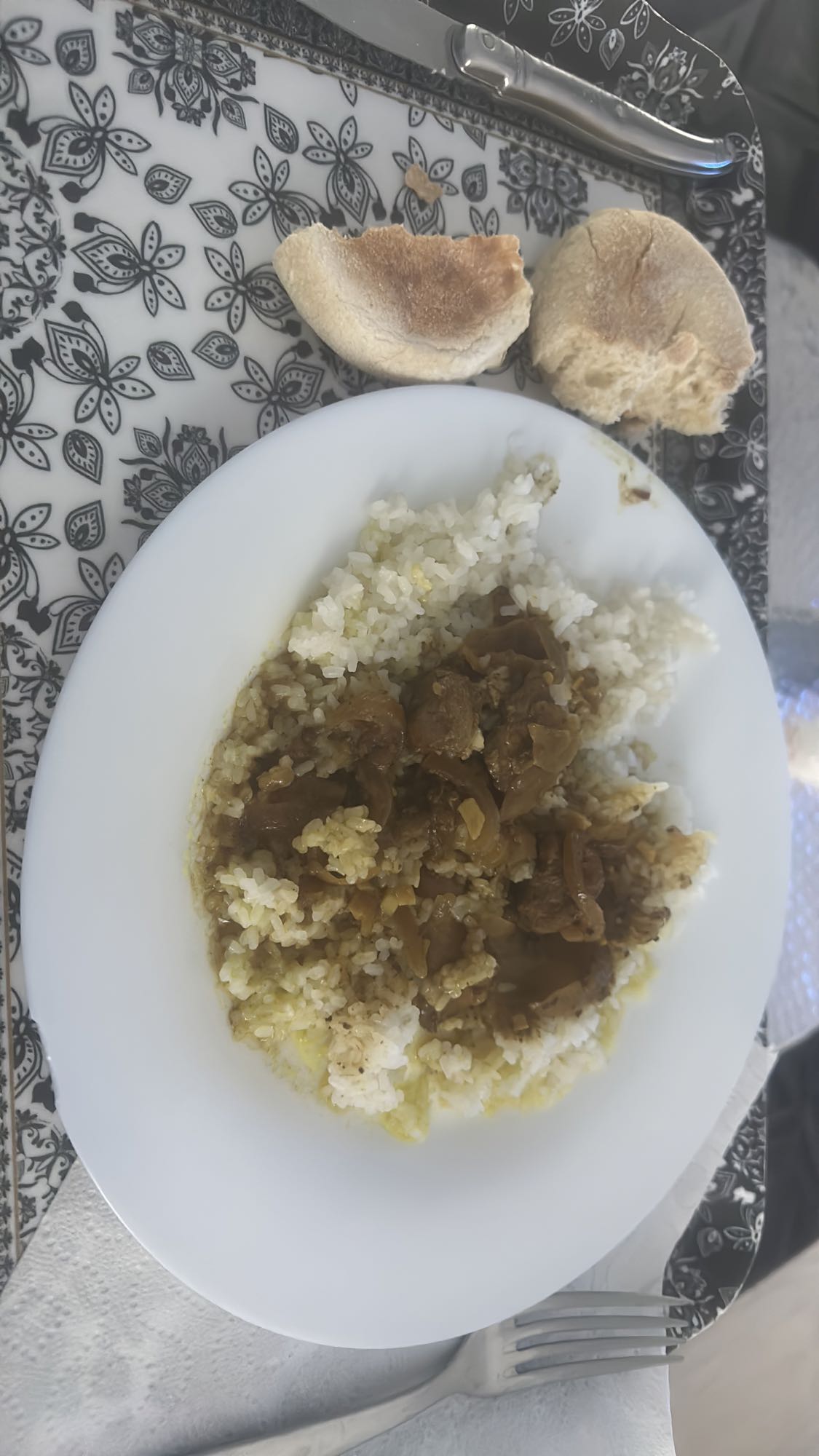 Riz, ragoût de viande, pain