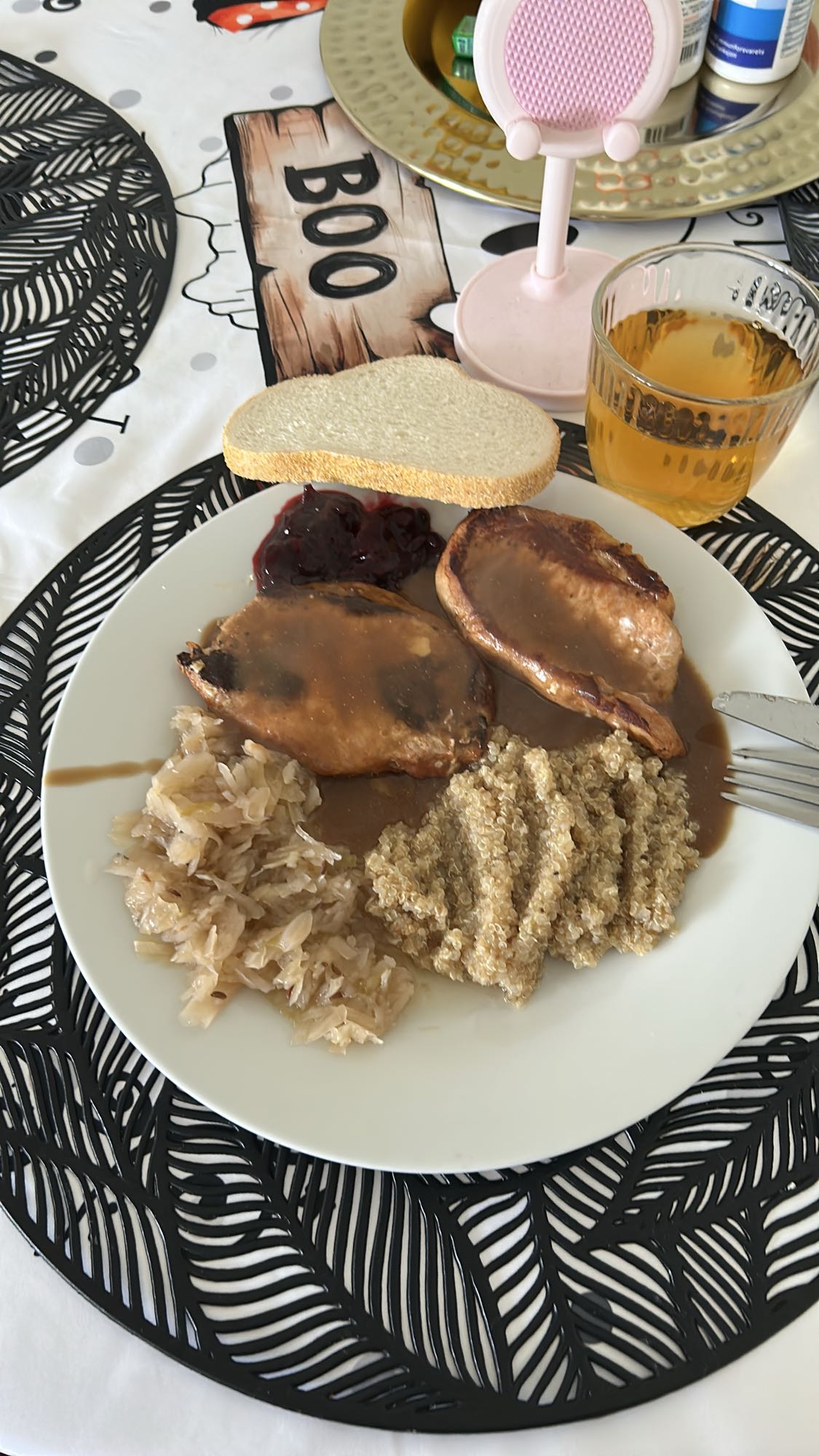 Курица с гарниром и соком