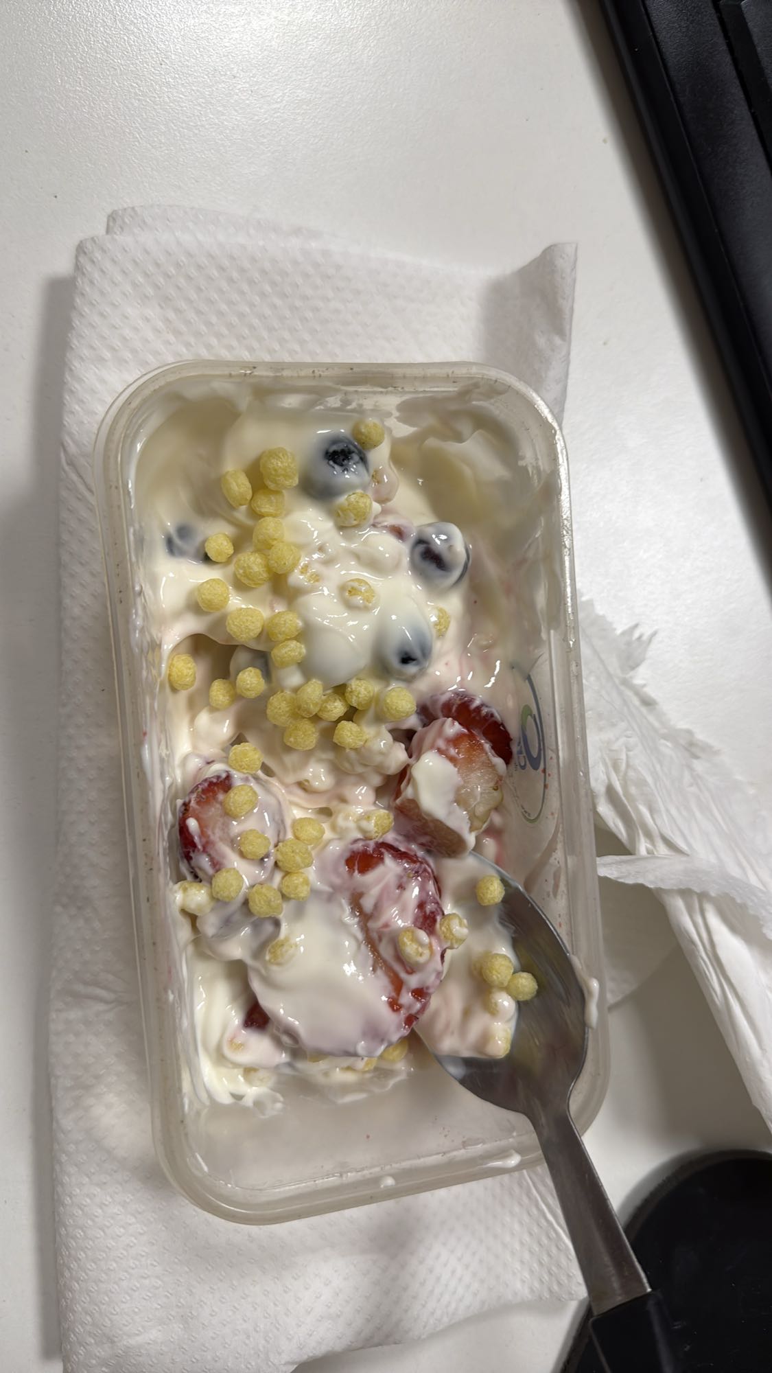 yogur con frutas y cereal