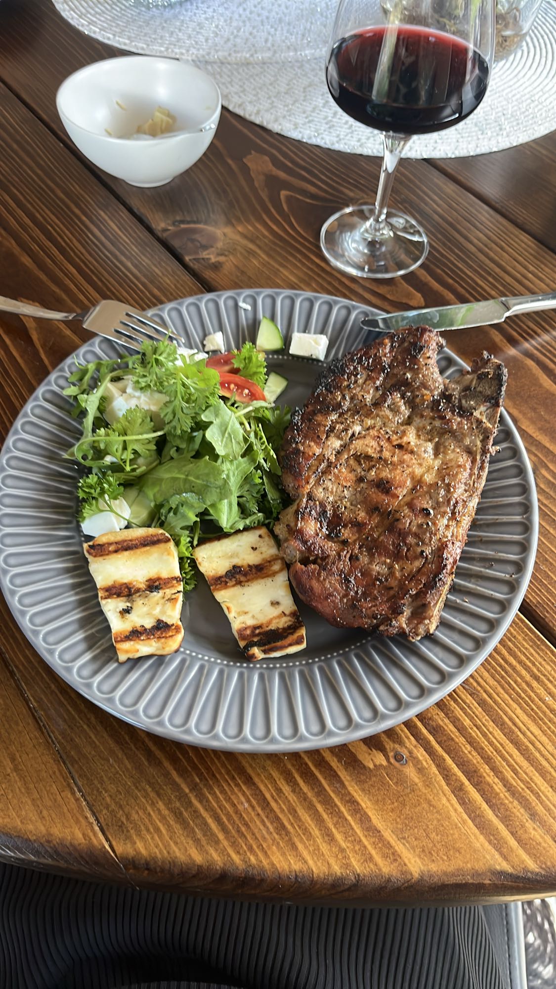 Grillad köttbit med sallad