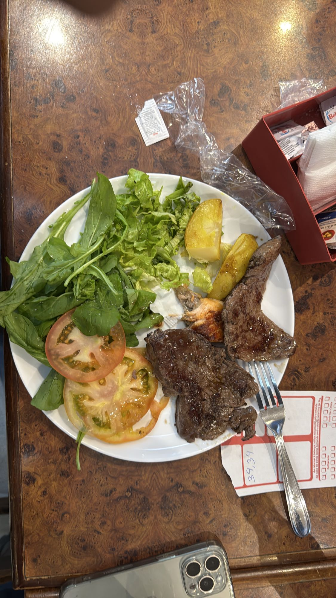 Bife com salada e batata