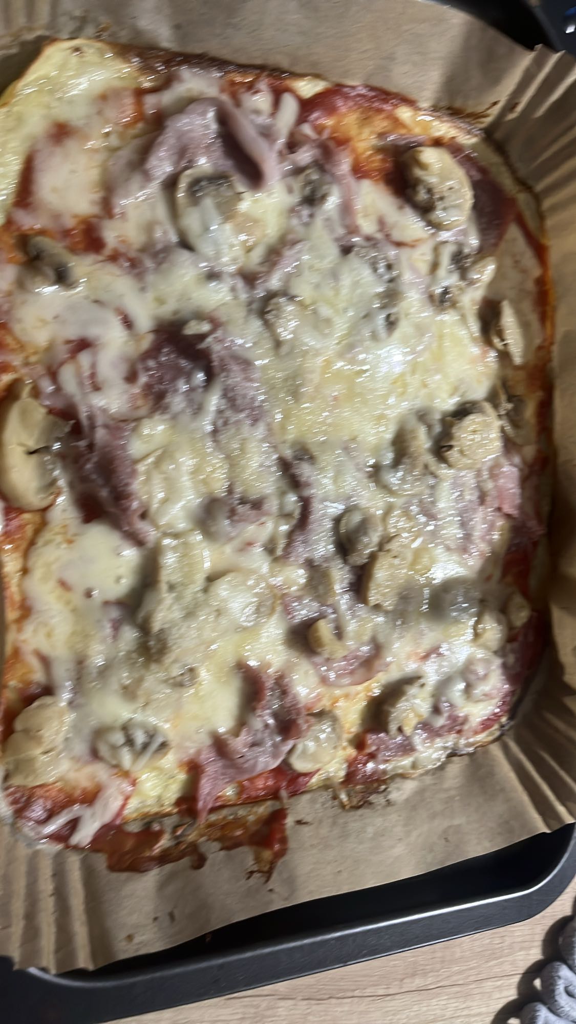 Pizza cu șuncă și ciuperci