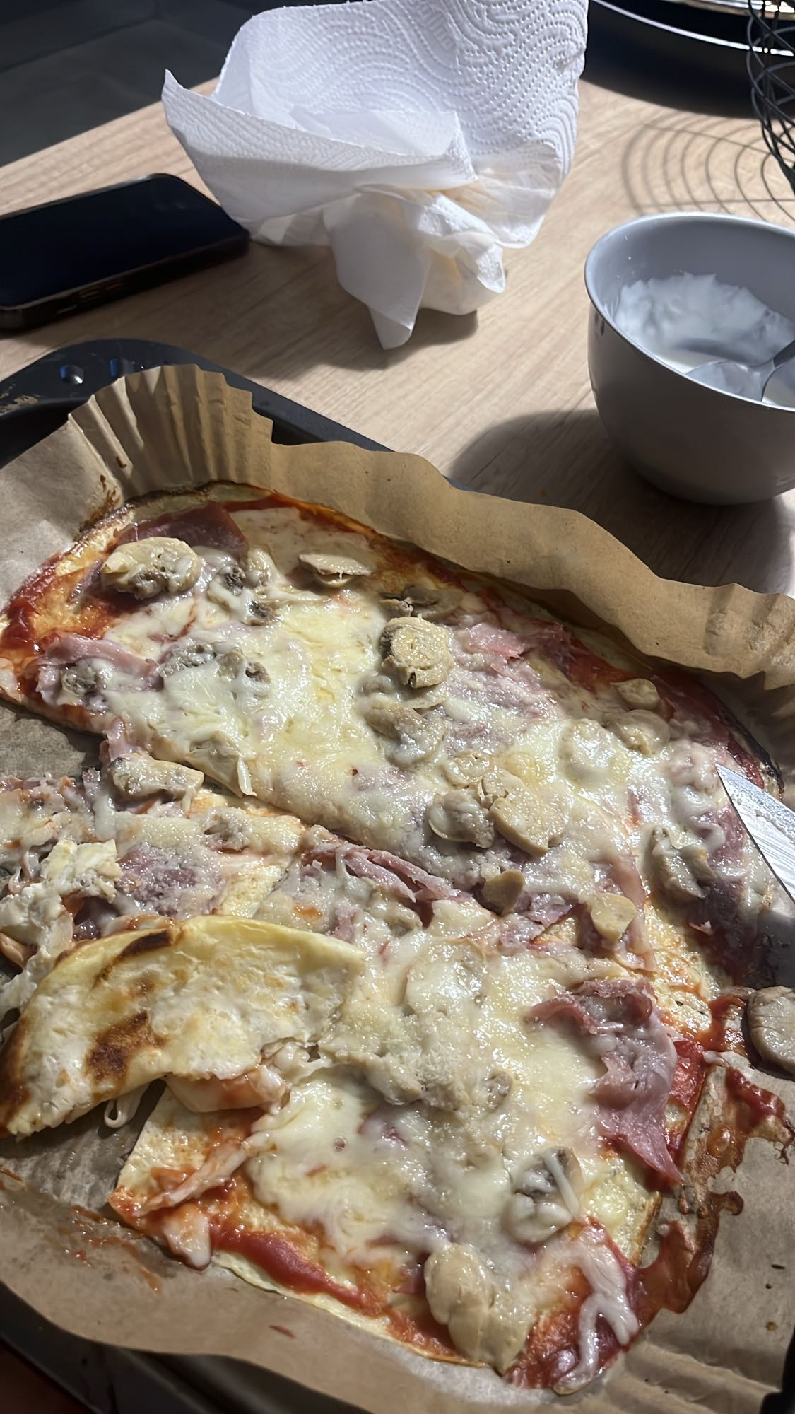 Pizza cu șuncă și ciuperci