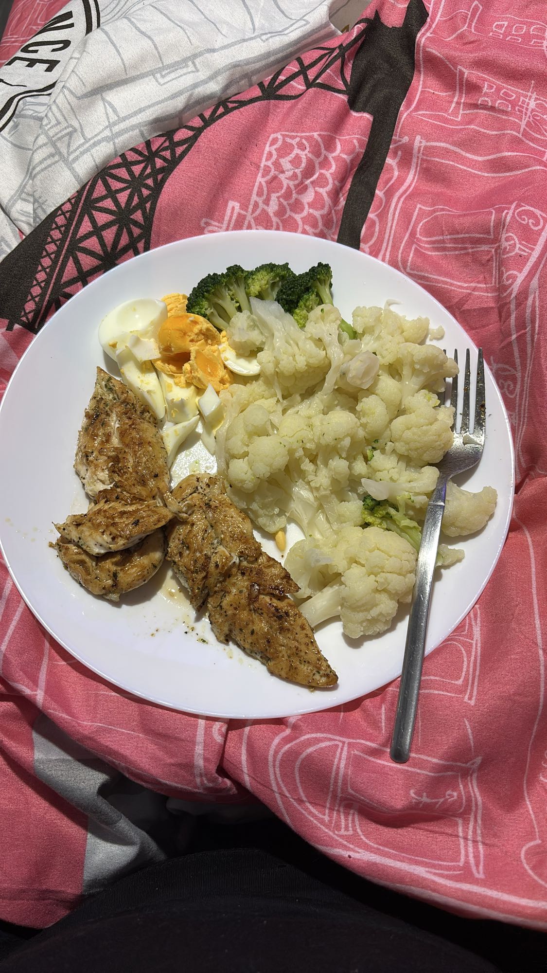 Pollo con verduras y huevo