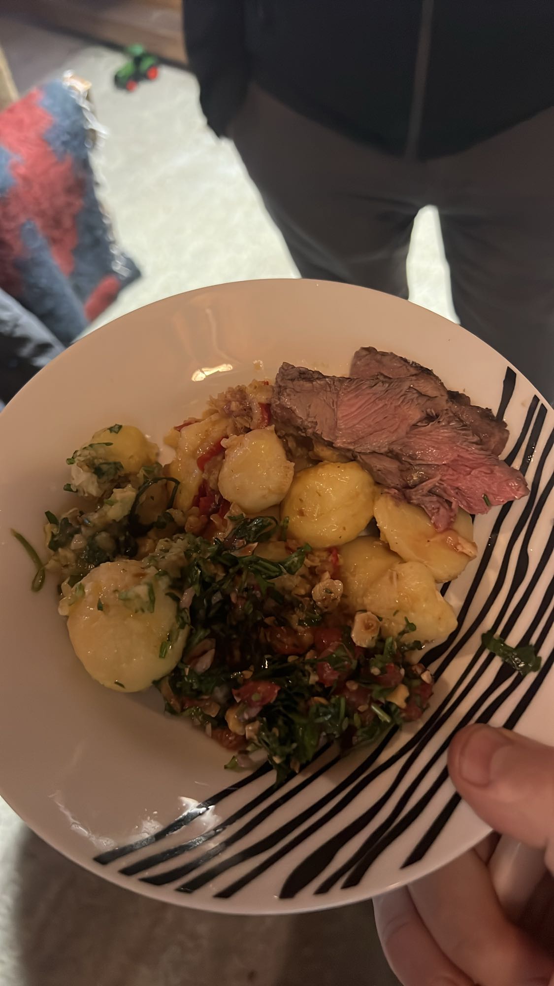 Gnocchi cu carne și salată