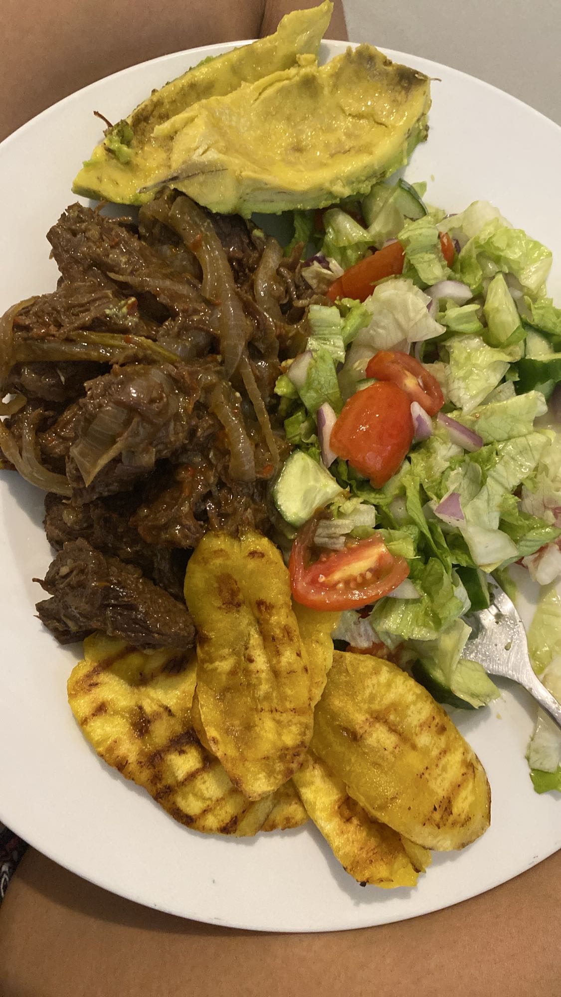 Carne con ensalada y plátano