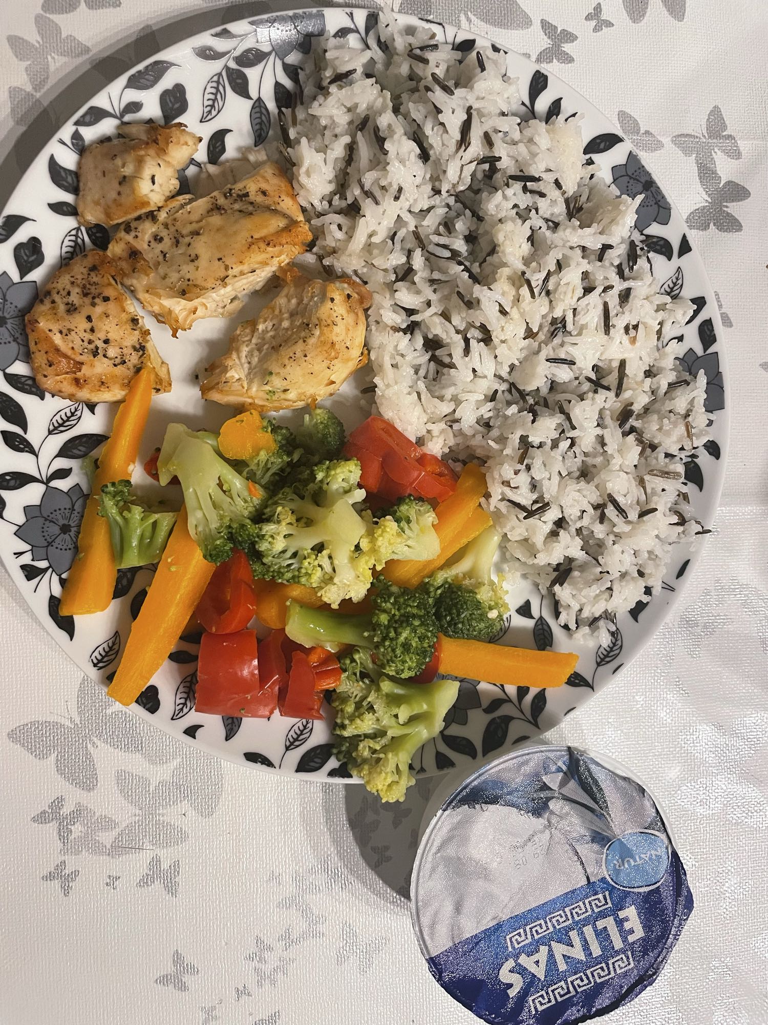 Hähnchen, Basmatireis, Avocado, Gemüse, Joghurt