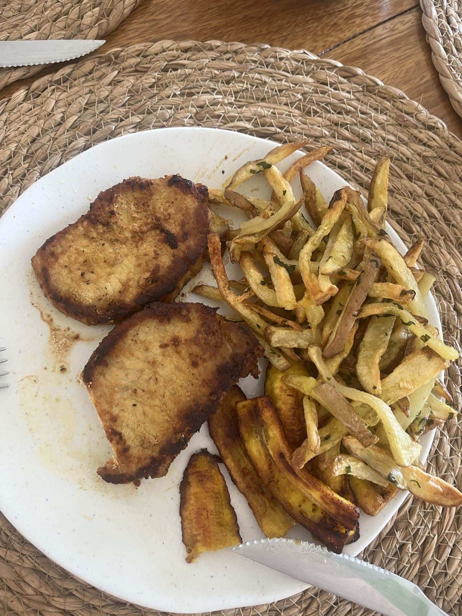 Cerdo con papas y plátano