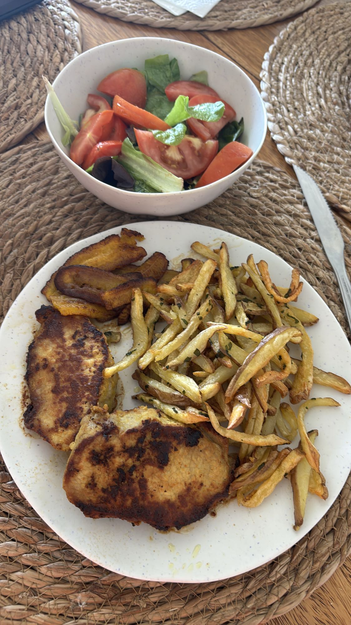 Lomo de cerdo con papas y ensalada