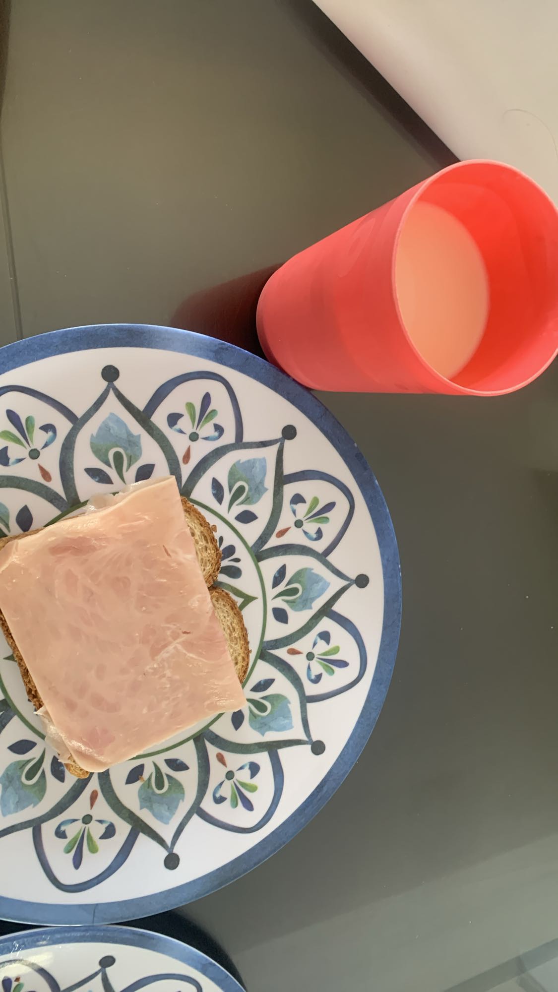 Tostada con jamón y leche