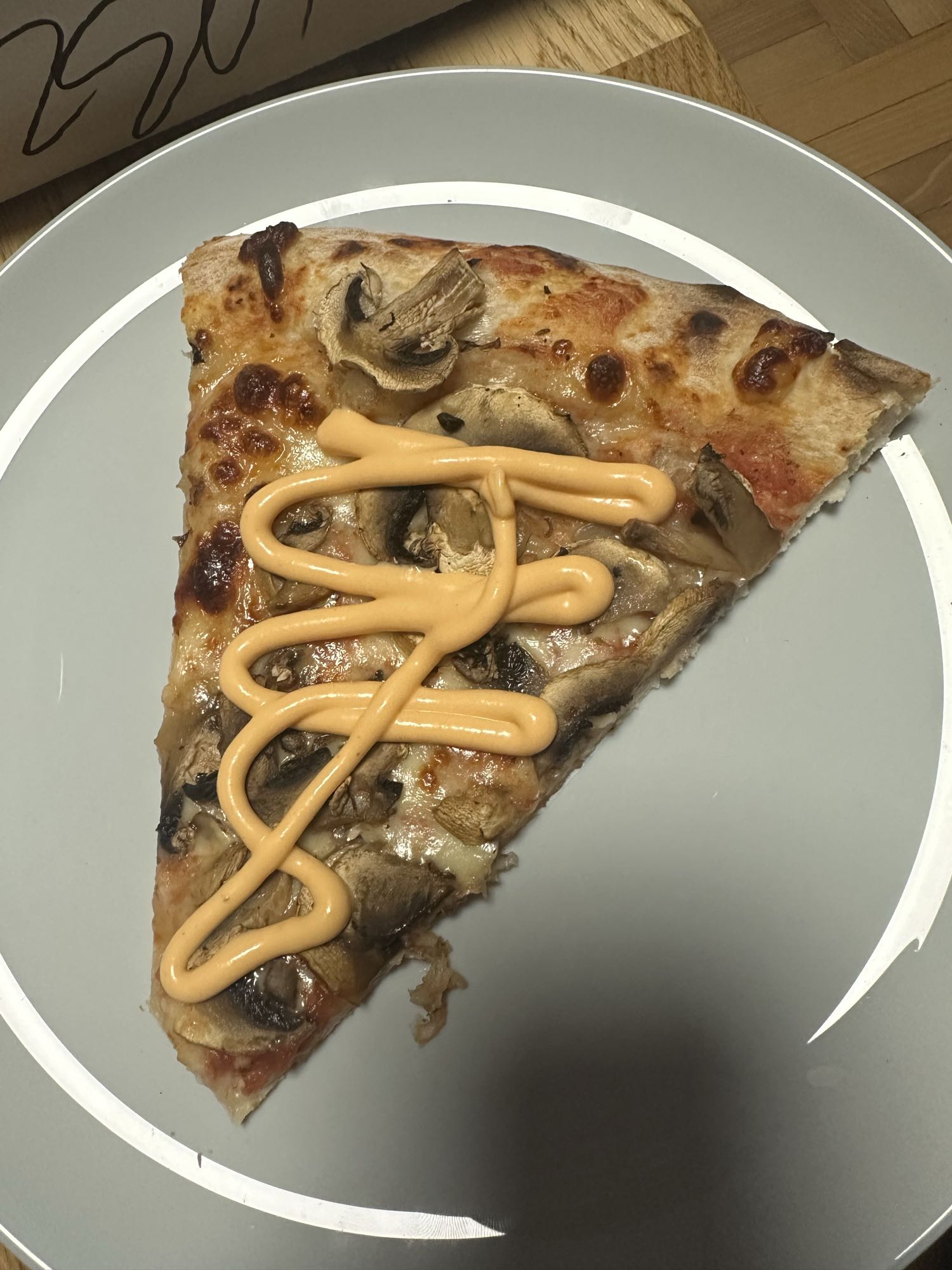 Pizza z pieczarkami i sosem