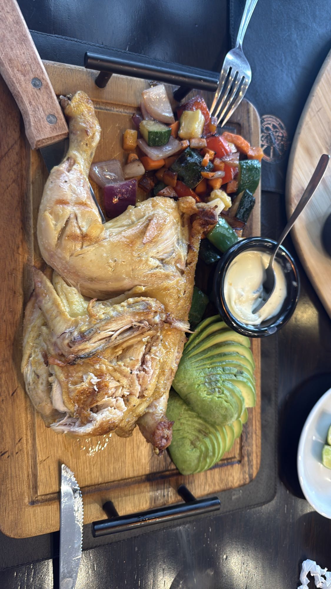 Pollo con vegetales y aguacate