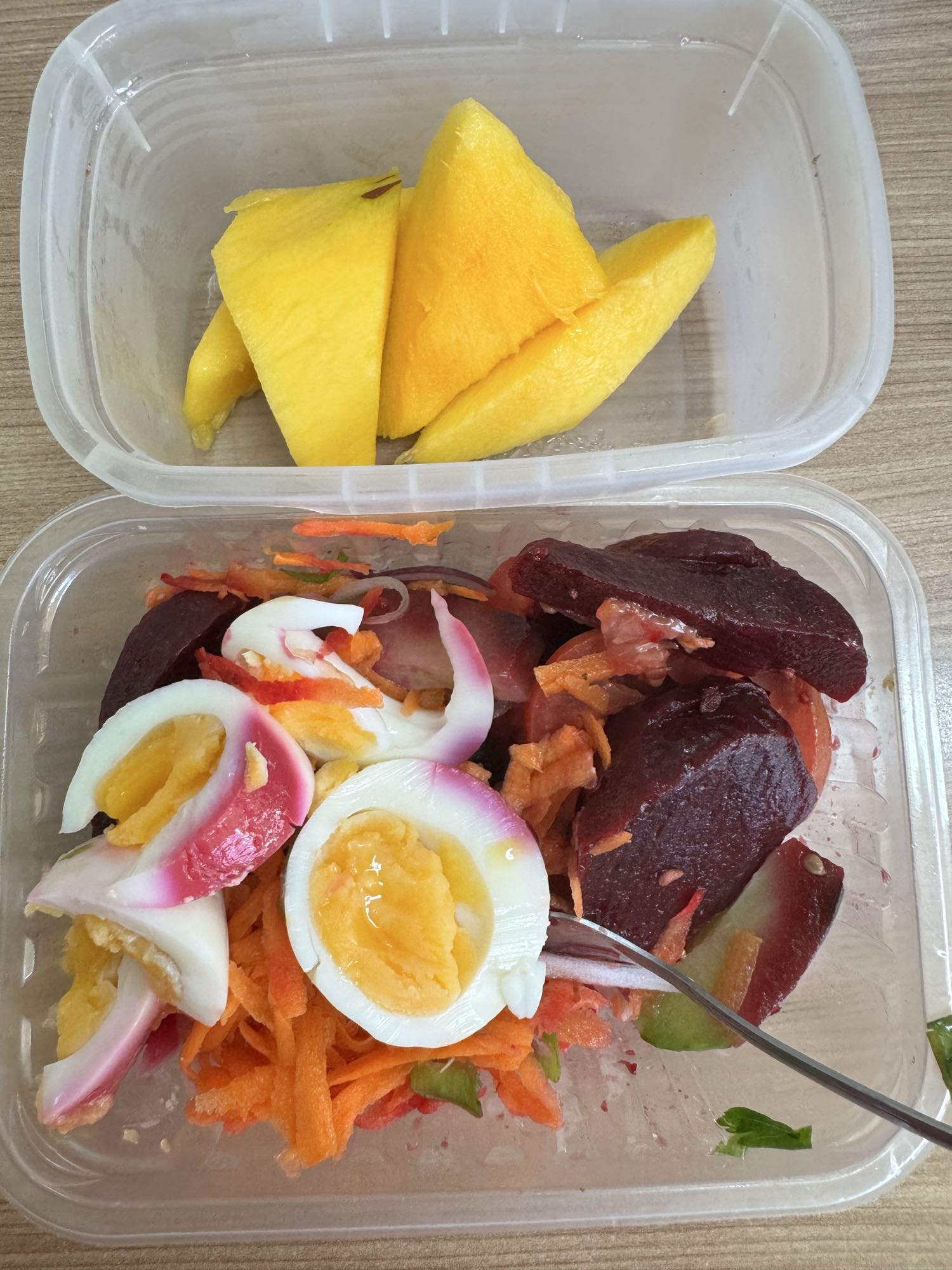 Salada com ovo e manga