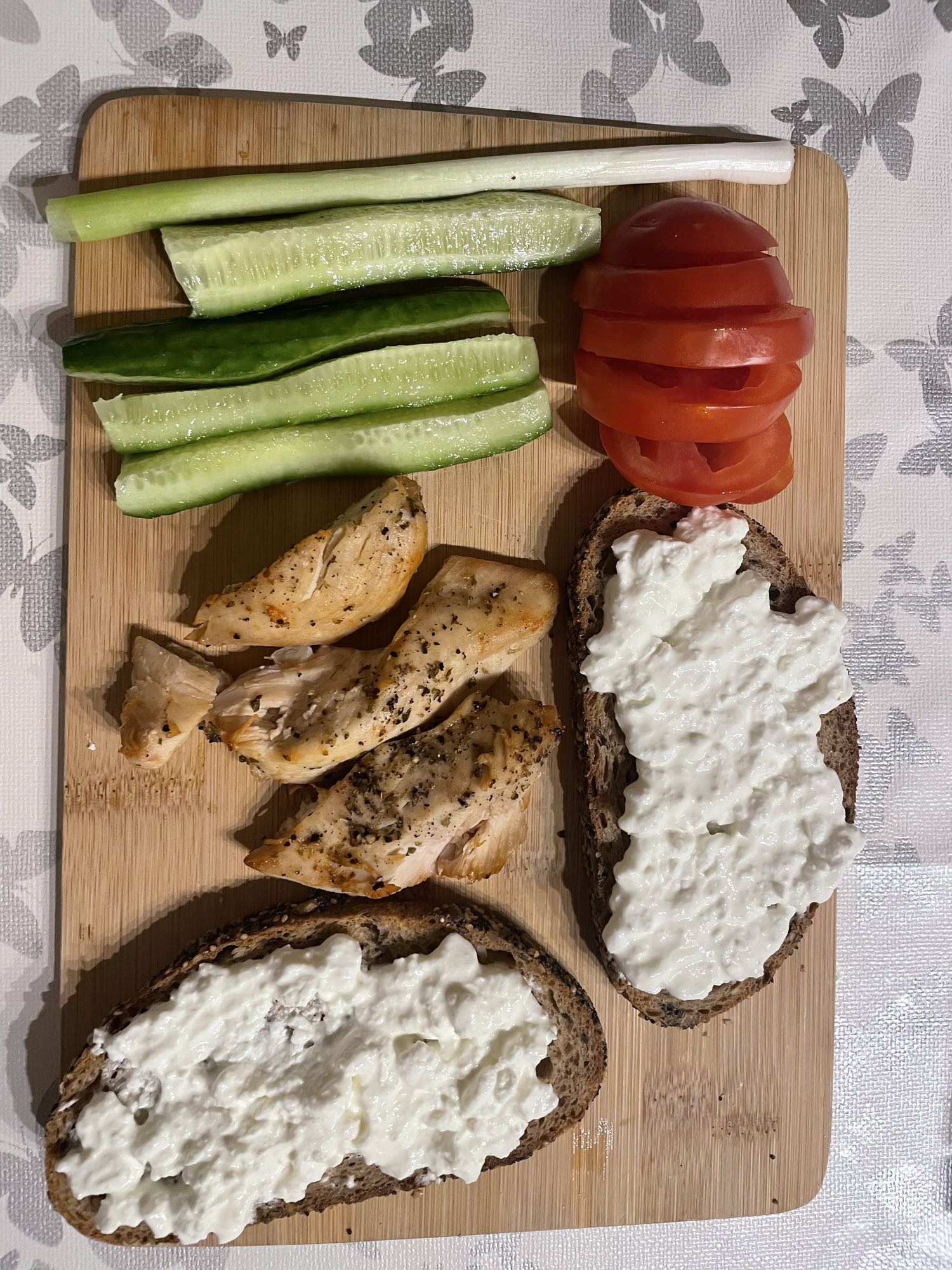 Kip met groenten en brood