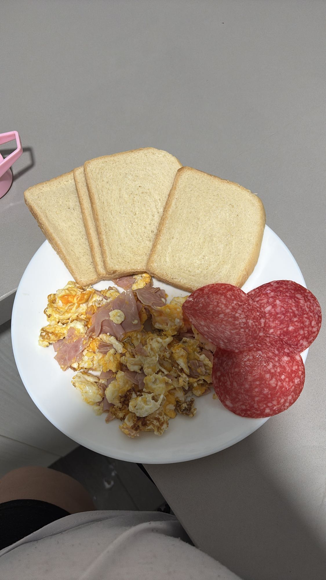 Desayuno con pan y huevos