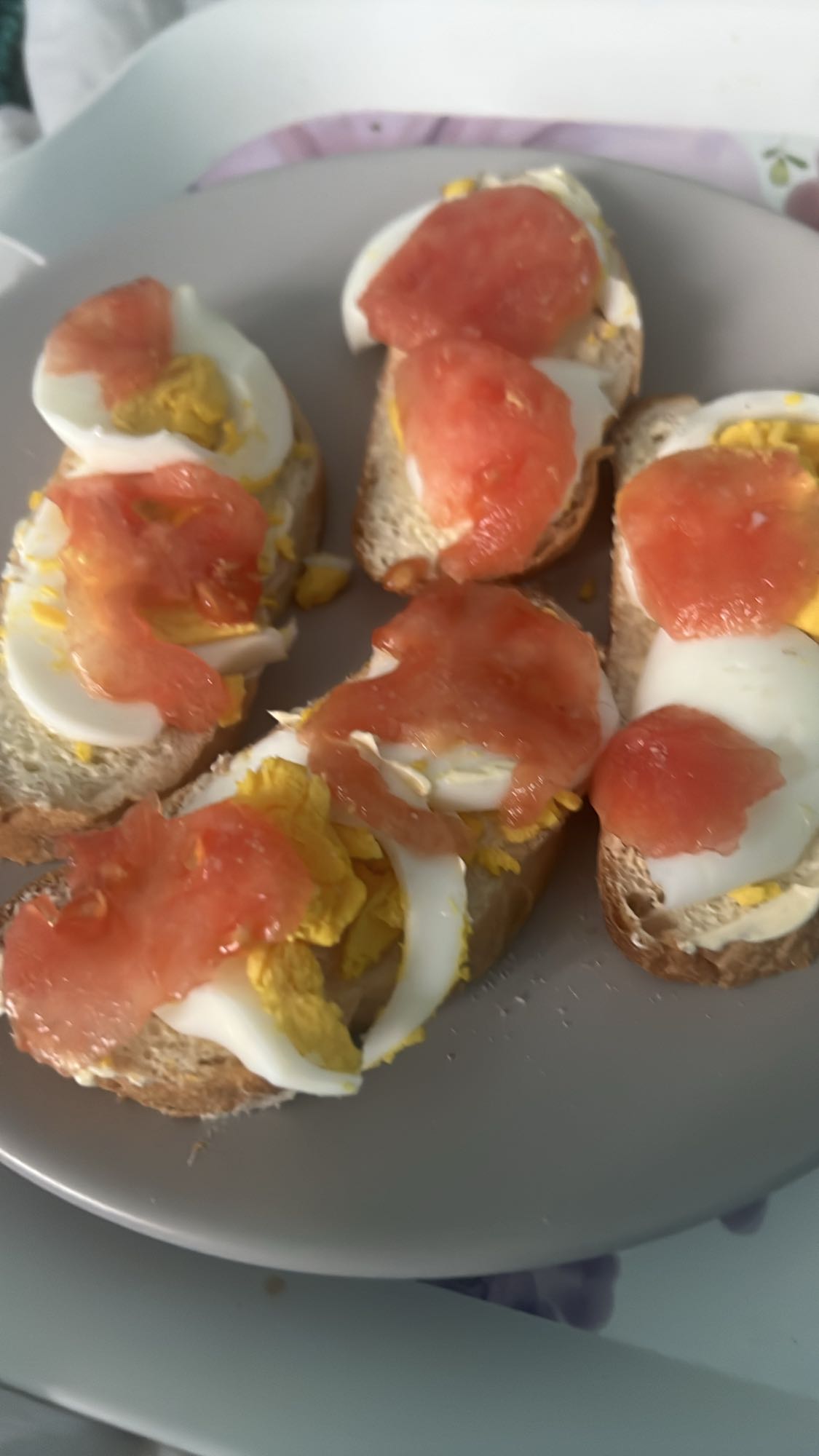 Kanapki z jajkiem i pomidorem